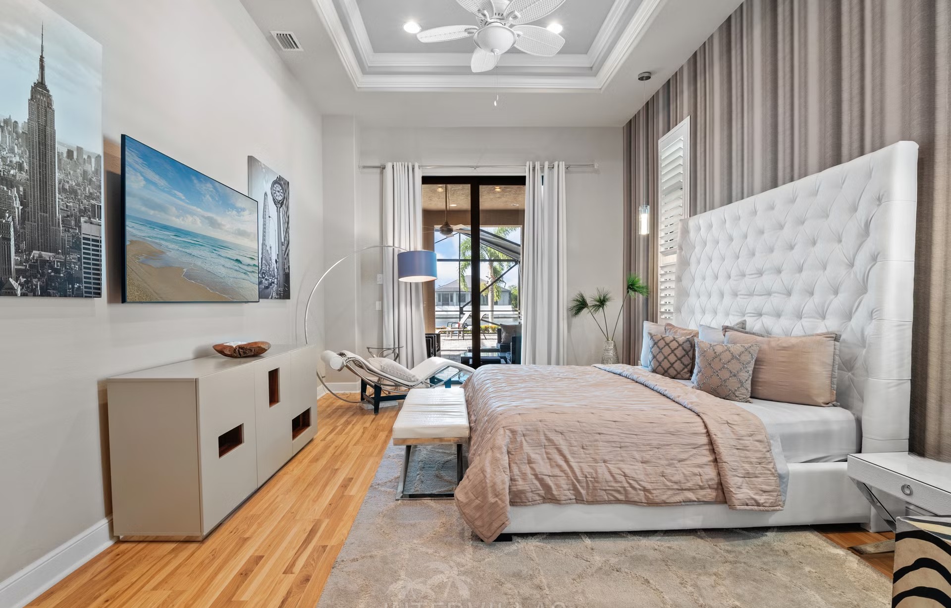 Salzwasserpool mit Spa und Blick auf den Kanal.