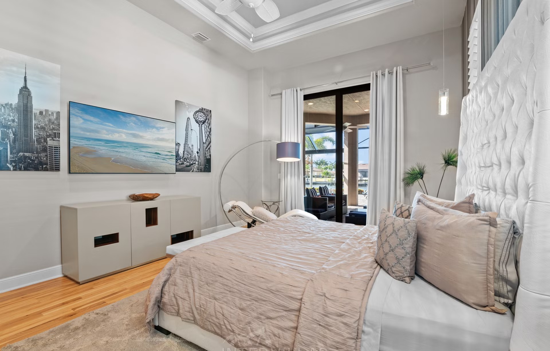 Salzwasserpool mit Spa und Blick auf den Kanal mit Bootsdock.