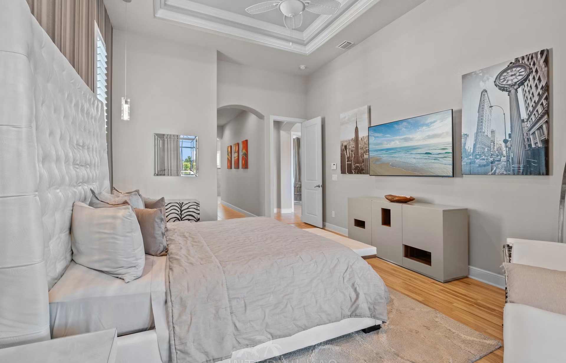 Salzwasserpool und Whirlpool mit Blick auf den Kanal und Bootsdock.