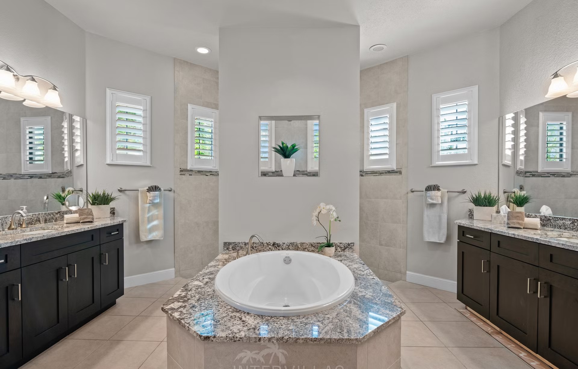 Salzwasserpool mit Spa und Blick auf den Kanal