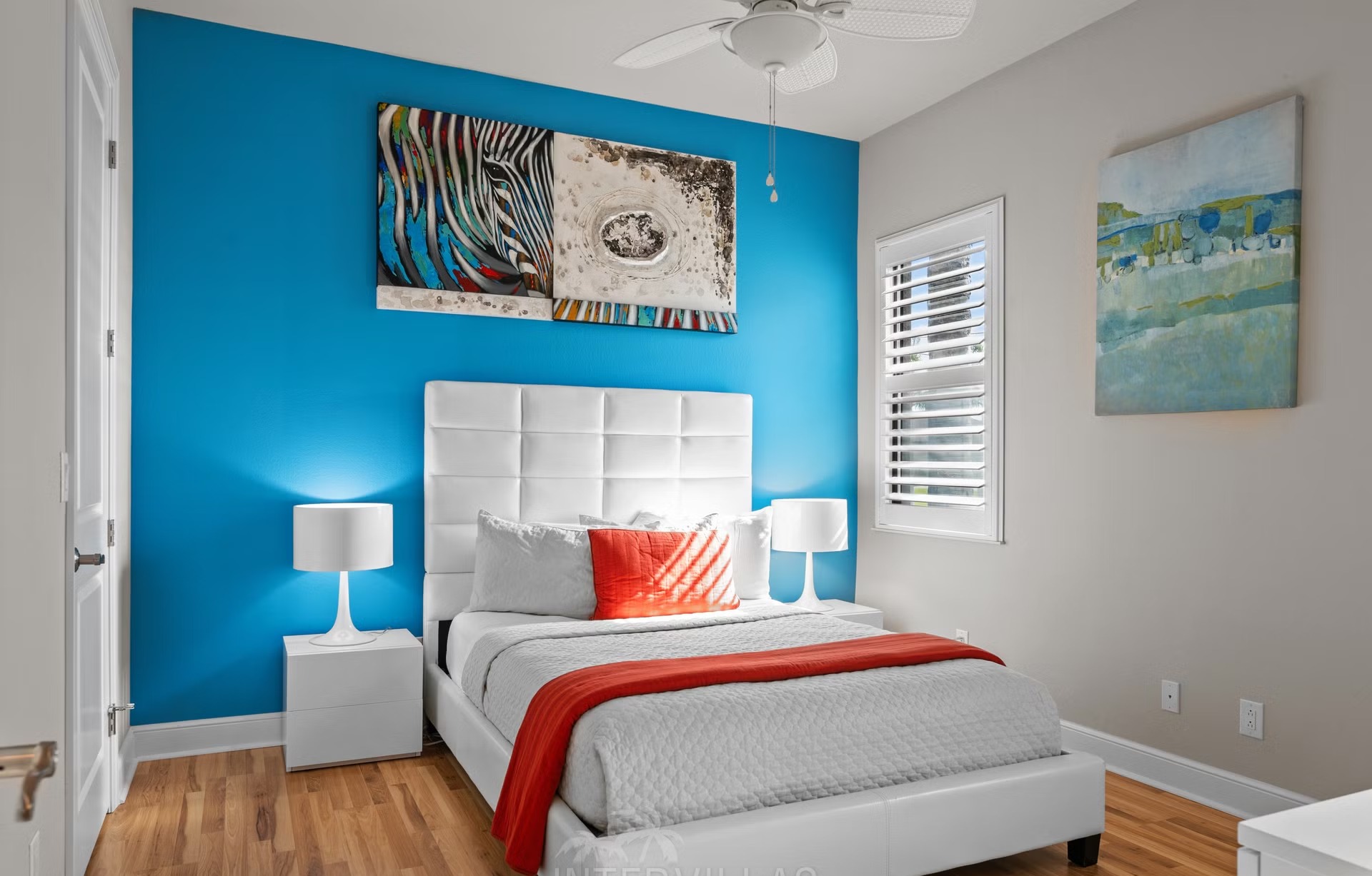 Moderne Waterfront-Villa mit privatem Bootsdock, Salzwasserpool und Spa.