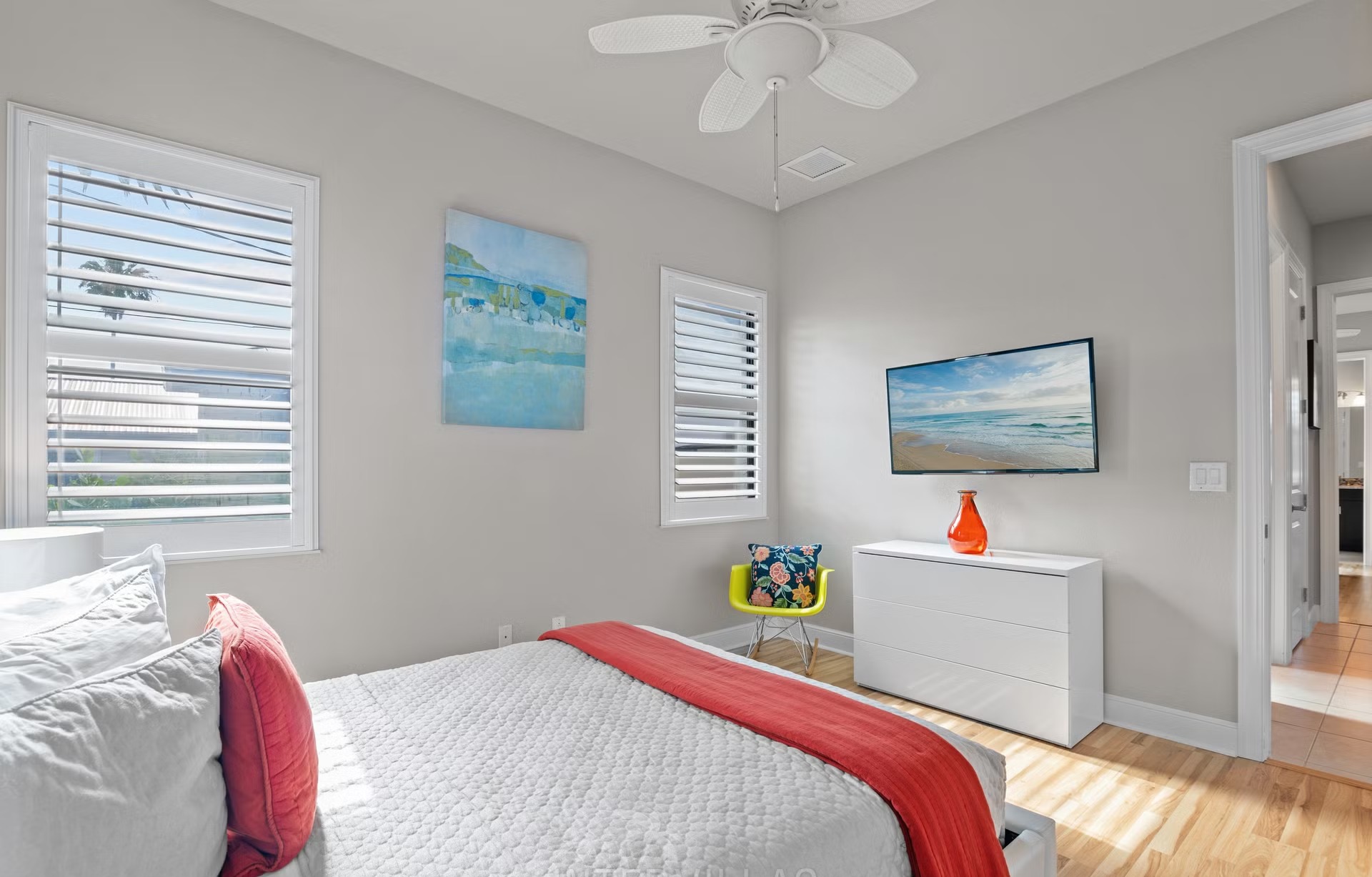 Salzwasserpool mit Spa und Blick auf den Kanal.