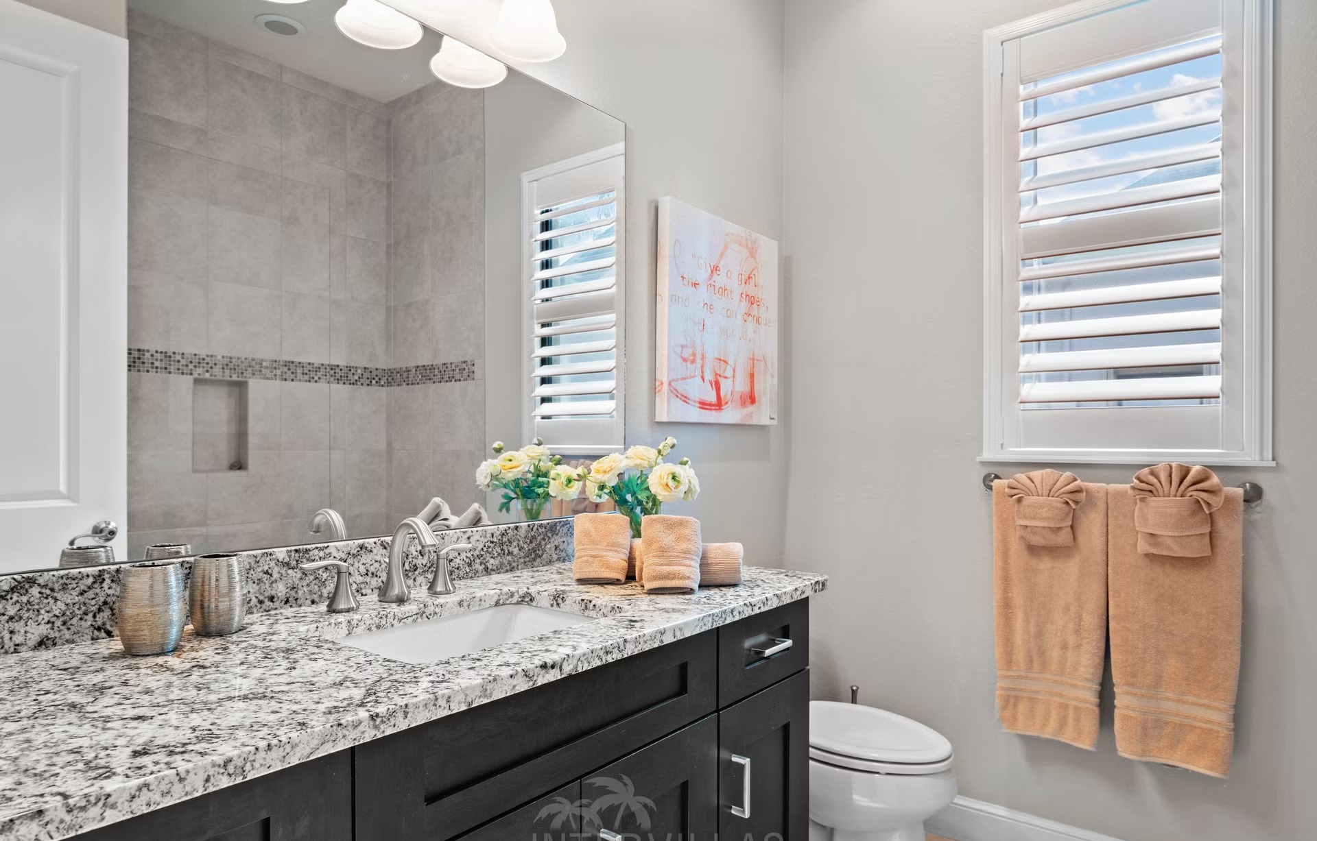 Überdachter Sitzbereich am Salzwasserpool mit Blick aufs Wasser.