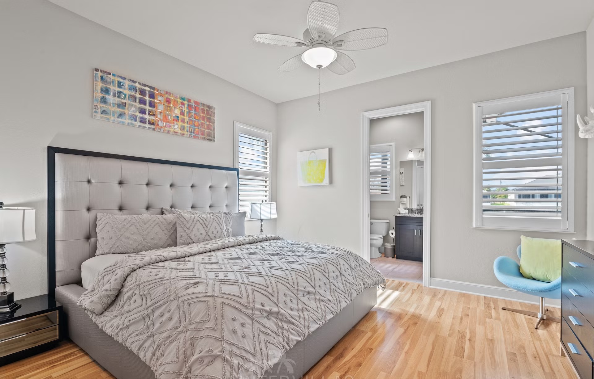 Überdachter Sitzbereich am Salzwasserpool mit Blick aufs Wasser