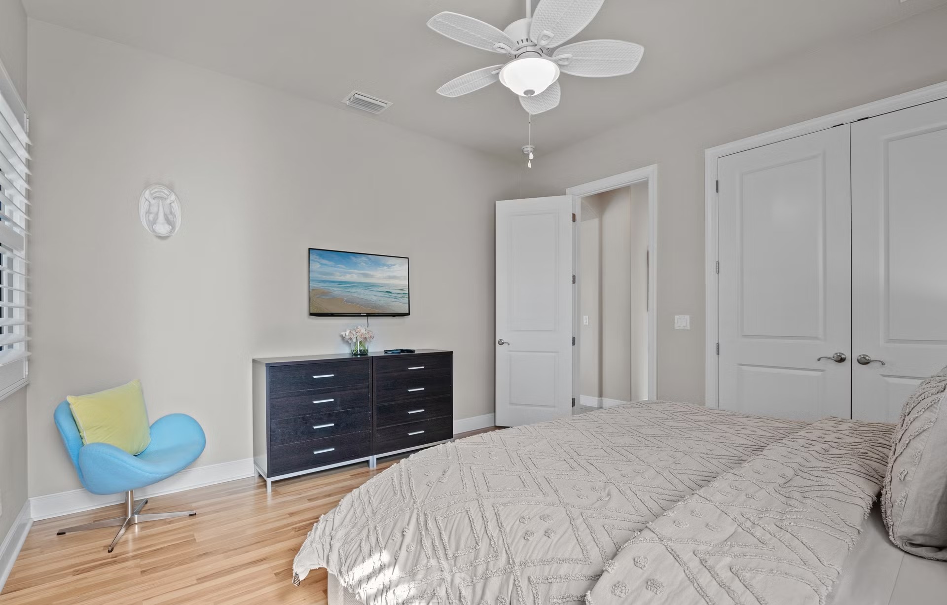 Überdachter Sitzbereich am Pool mit Blick auf den Kanal und Bootsdock.