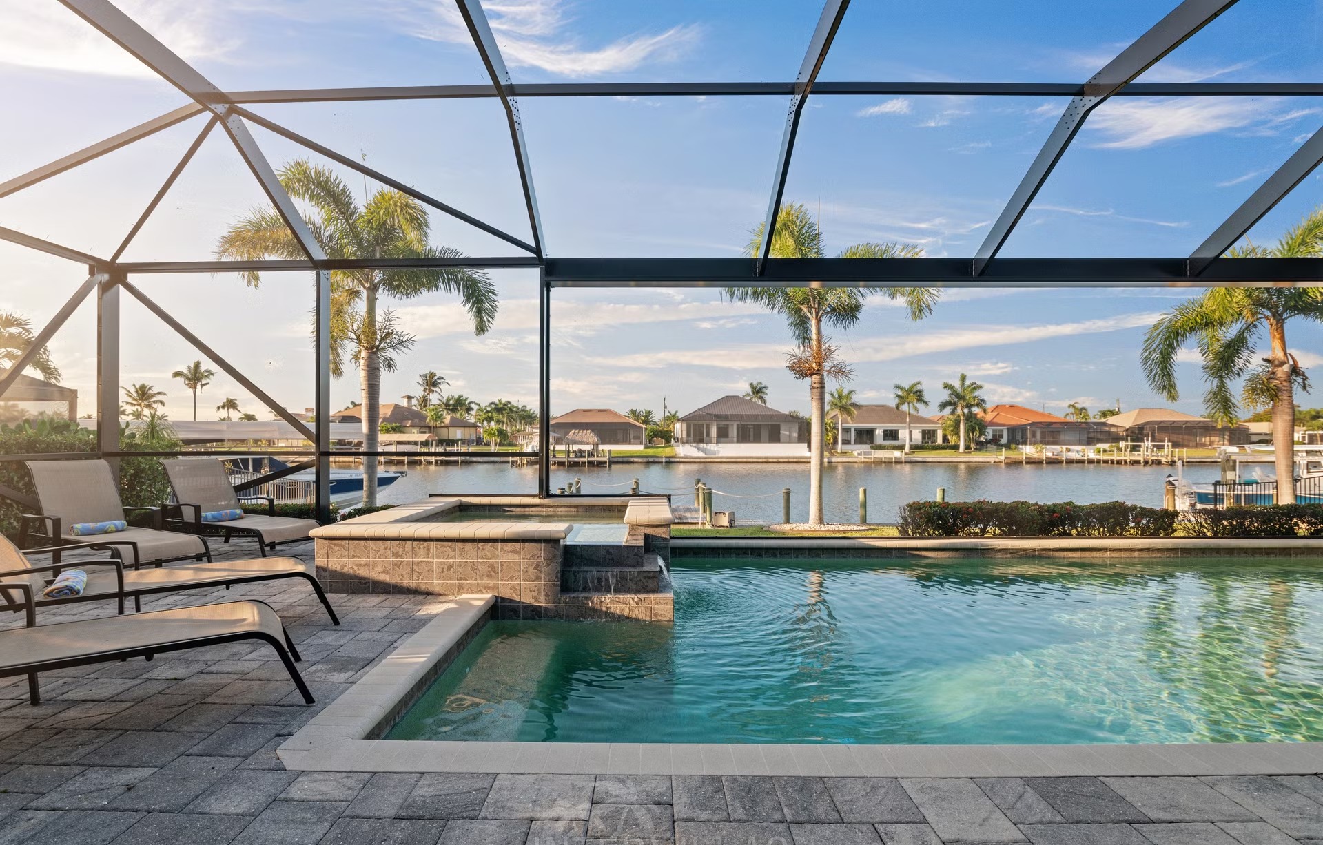 Moderne Waterfront-Villa mit Salzwasserpool, Spa und privatem Bootsdock.