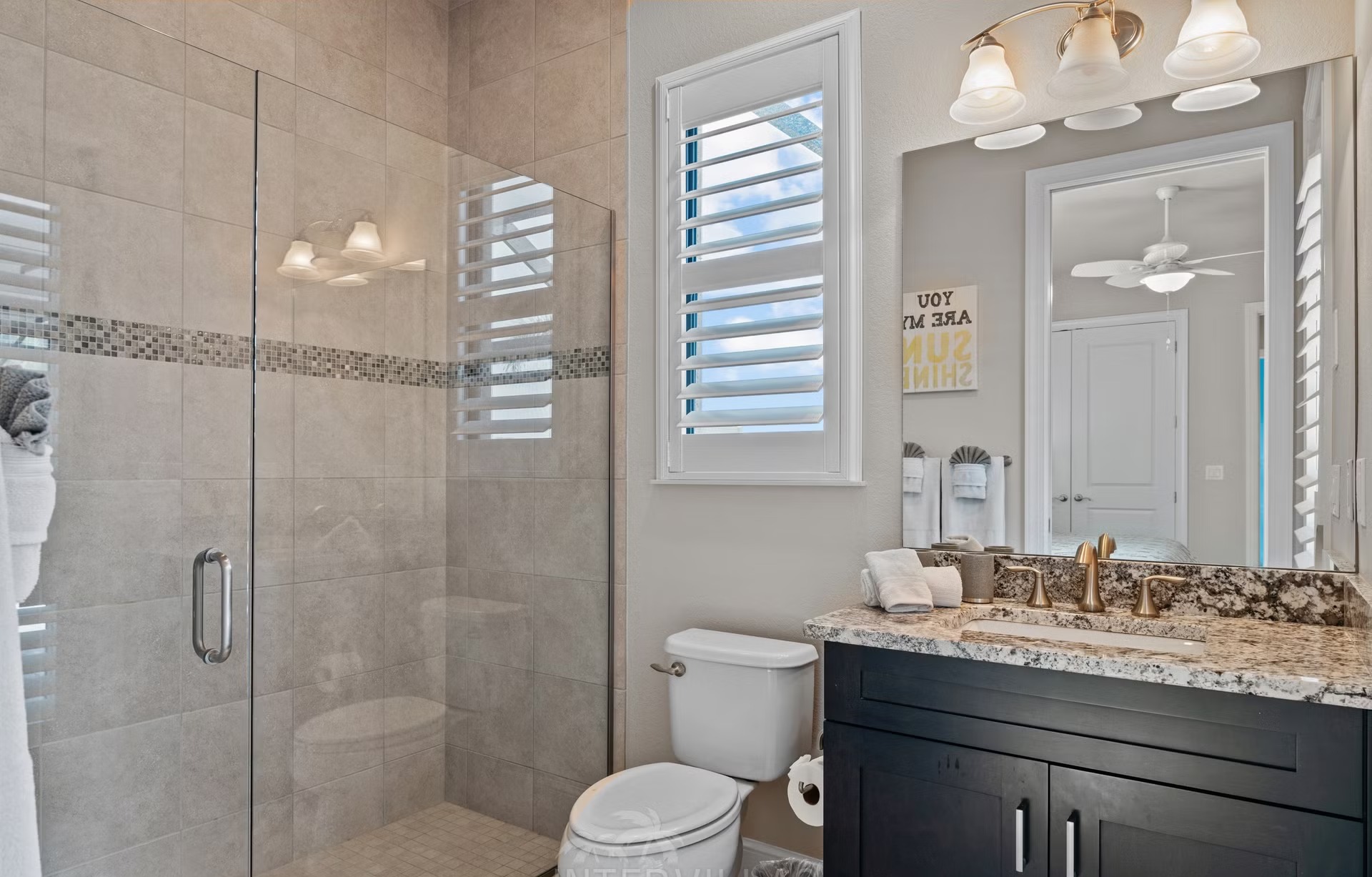 Überdachter Sitzbereich am Pool mit Blick aufs Wasser.