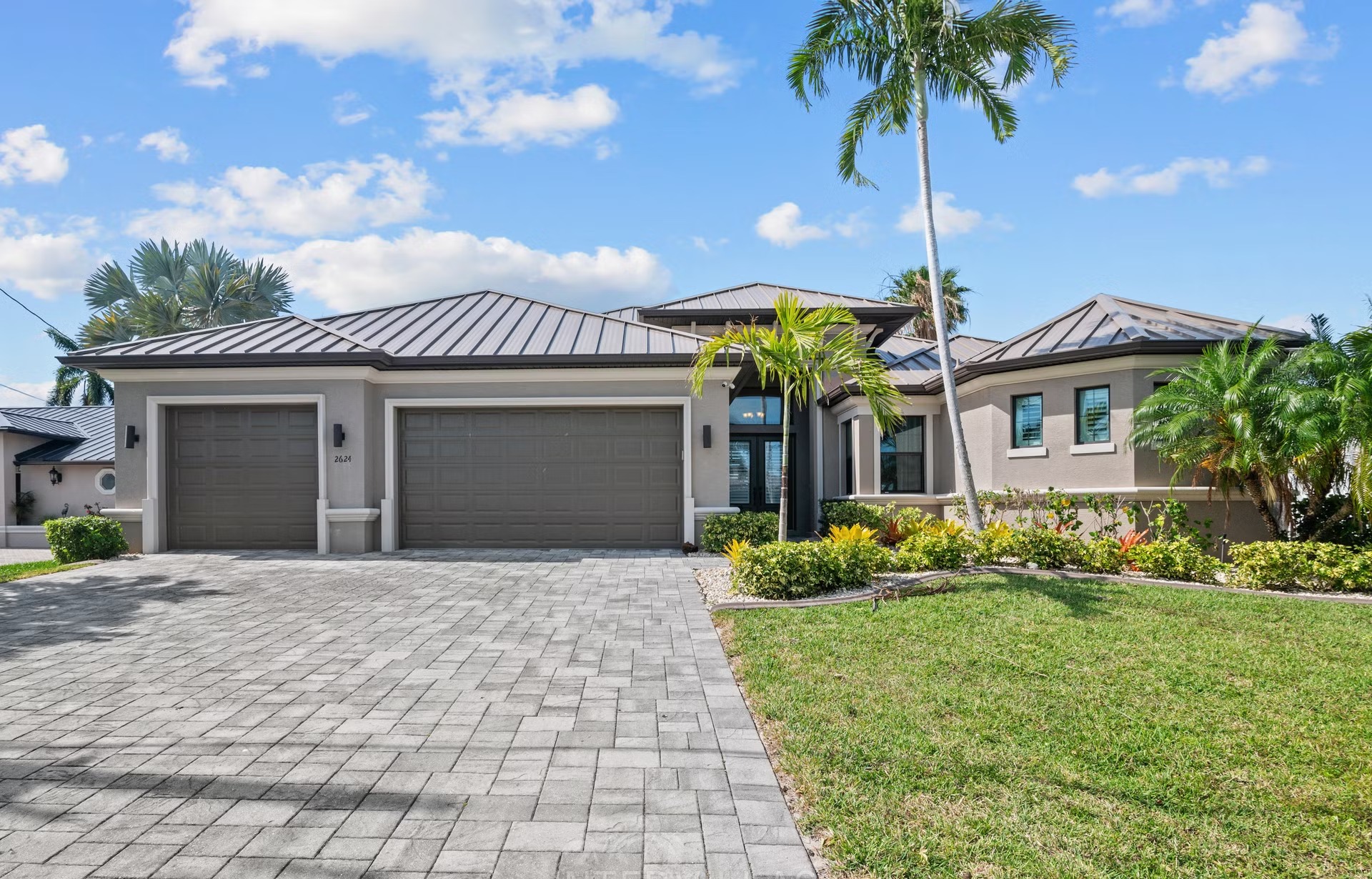 Überdachter Sitzbereich am Salzwasserpool mit Blick auf den Kanal.