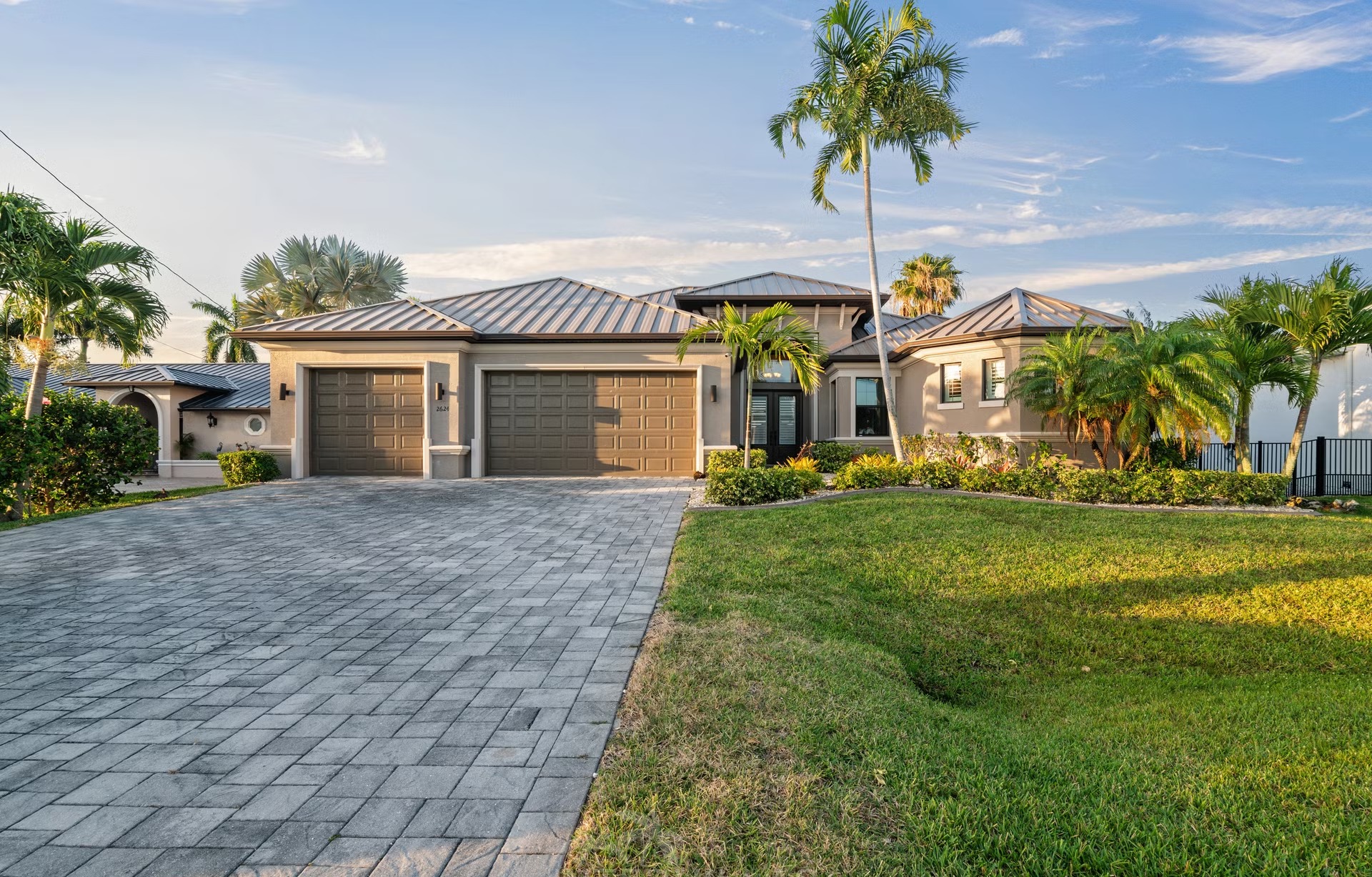 Moderne Waterfront-Villa mit Salzwasserpool, Spa und privatem Bootsdock.