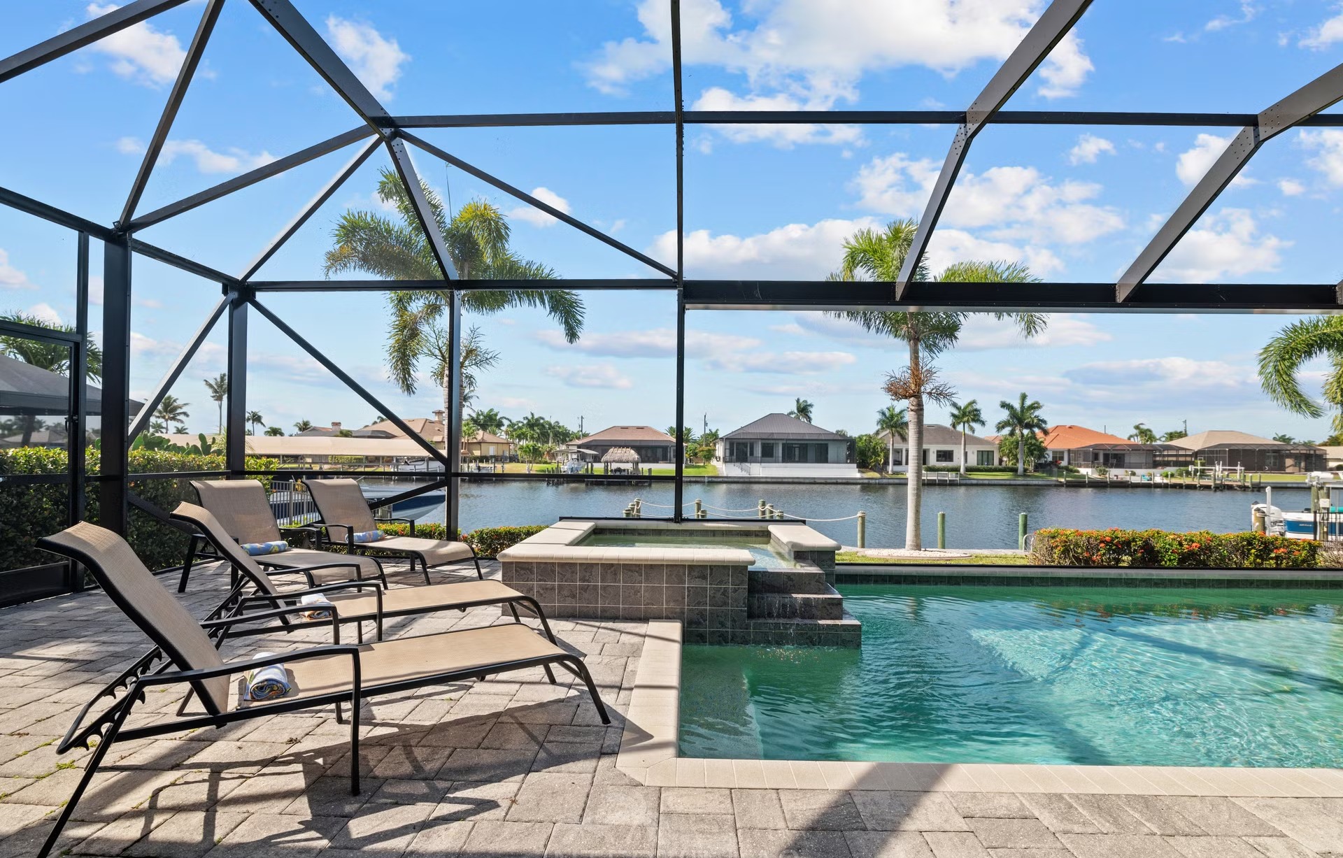 Überdachter Sitzbereich mit Blick auf den Salzwasserpool und den Kanal.