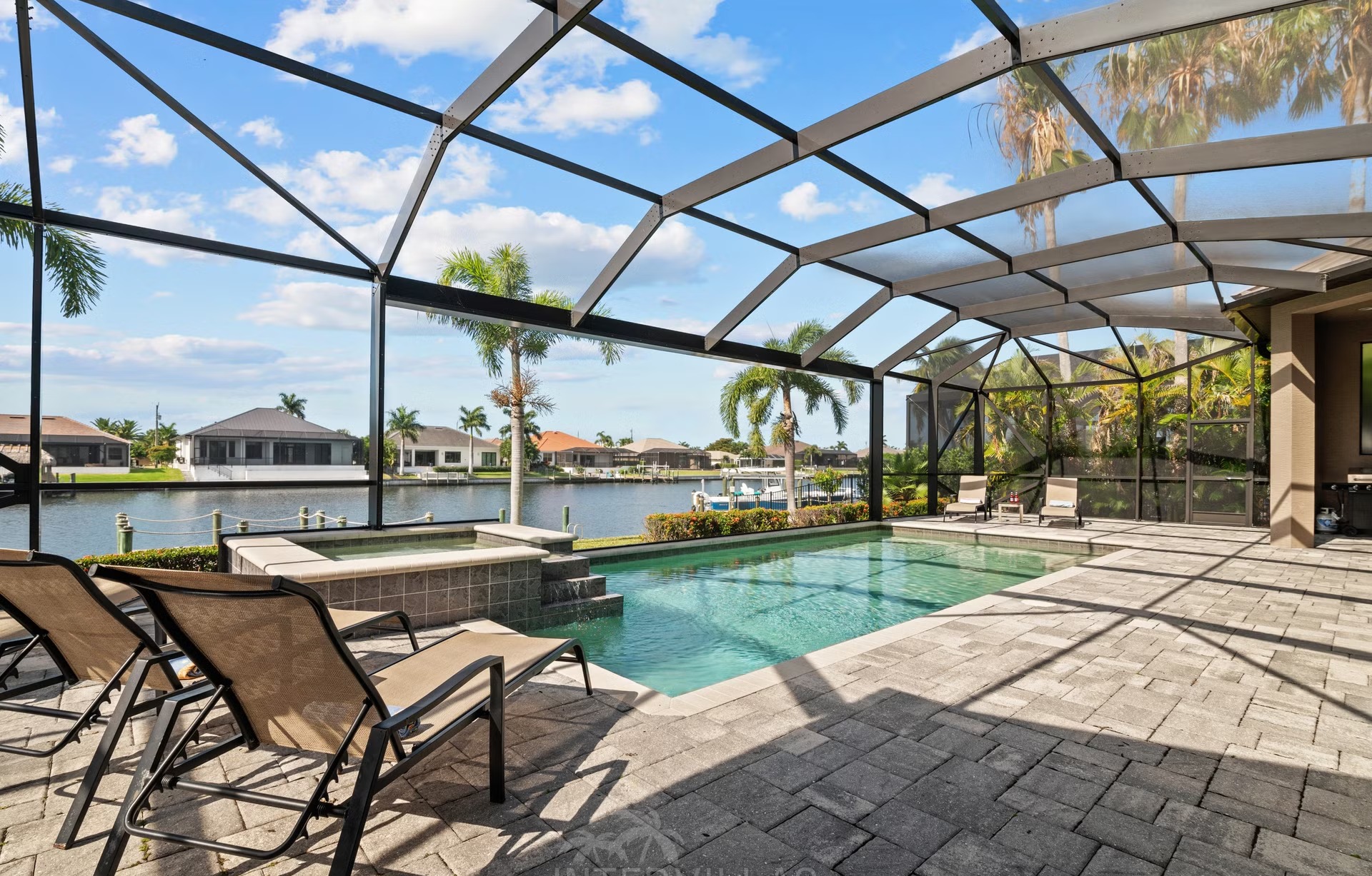 Überdachter Sitzbereich am Salzwasserpool mit Blick auf den Kanal.