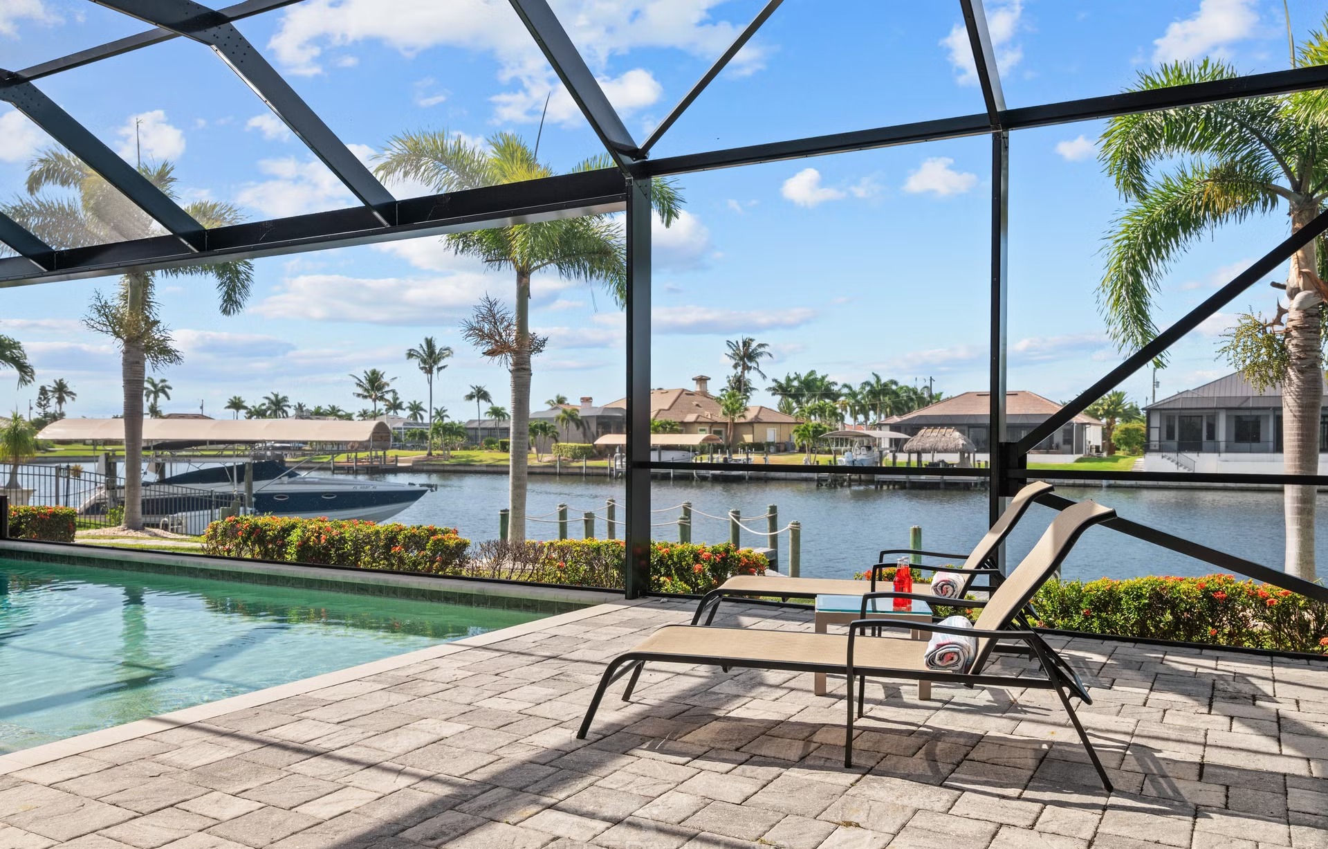 Salzwasserpool mit Spa und Blick auf den Kanal