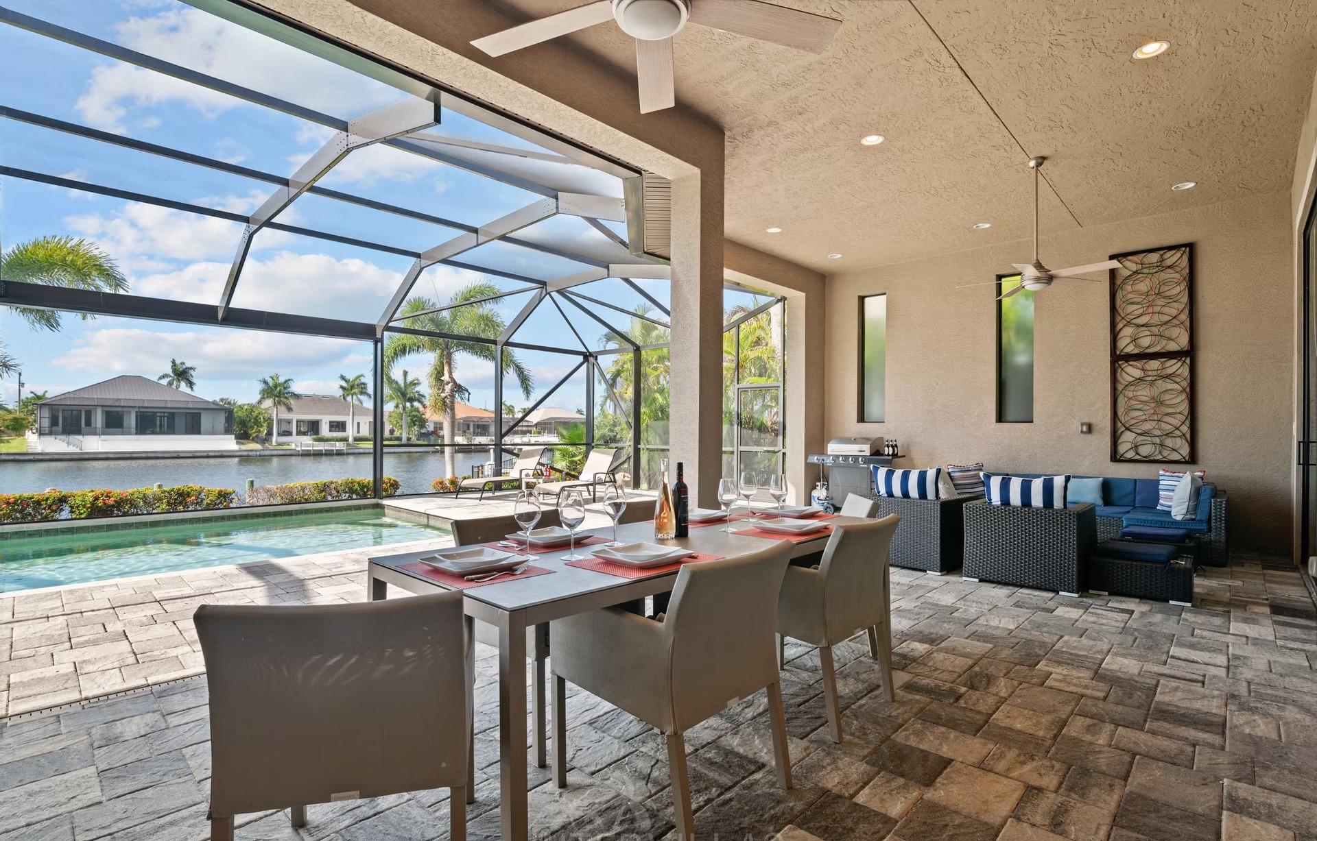 Überdachter Sitzbereich mit Blick auf den Kanal und Bootsdock.