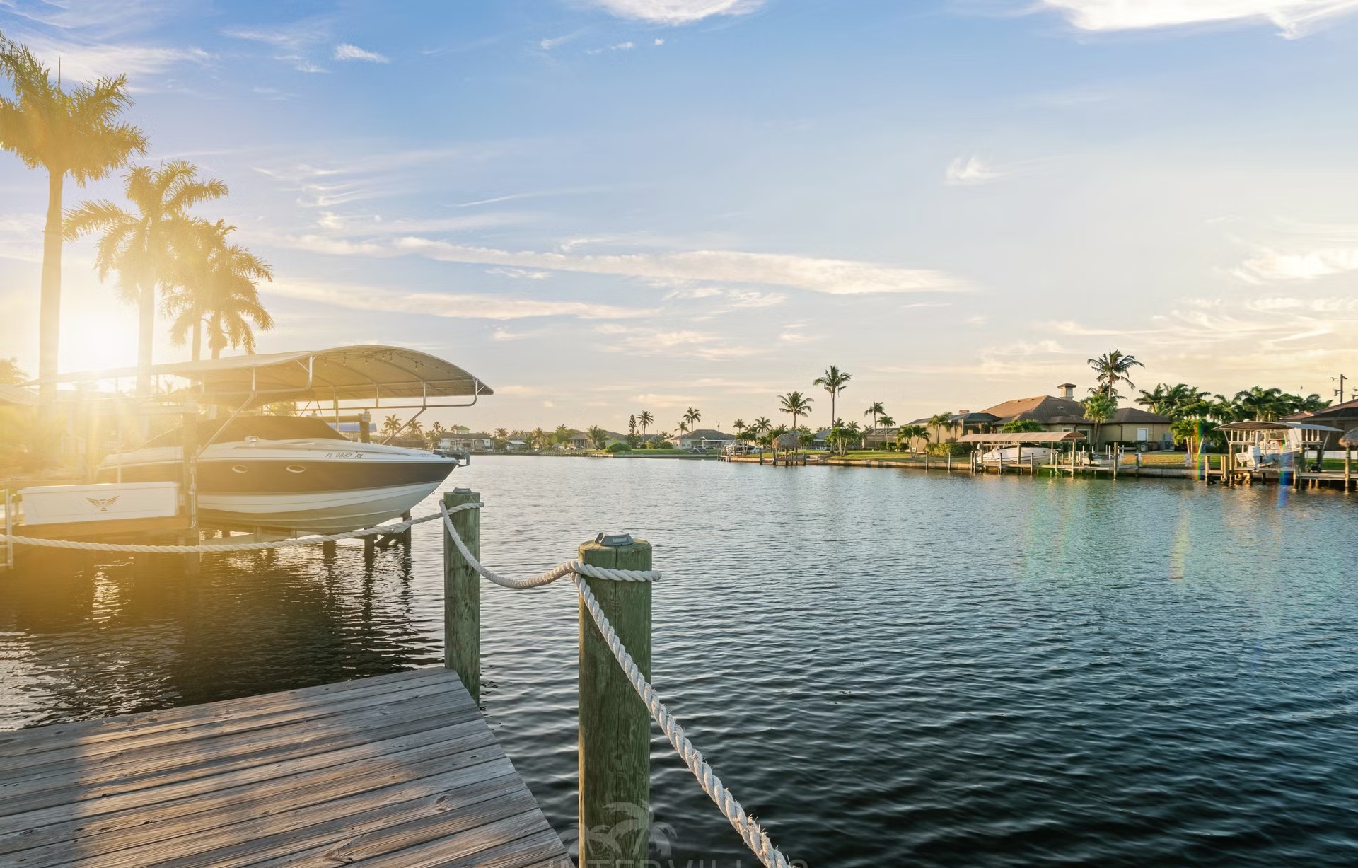 Salzwasserpool mit Spa und Blick auf den Kanal.