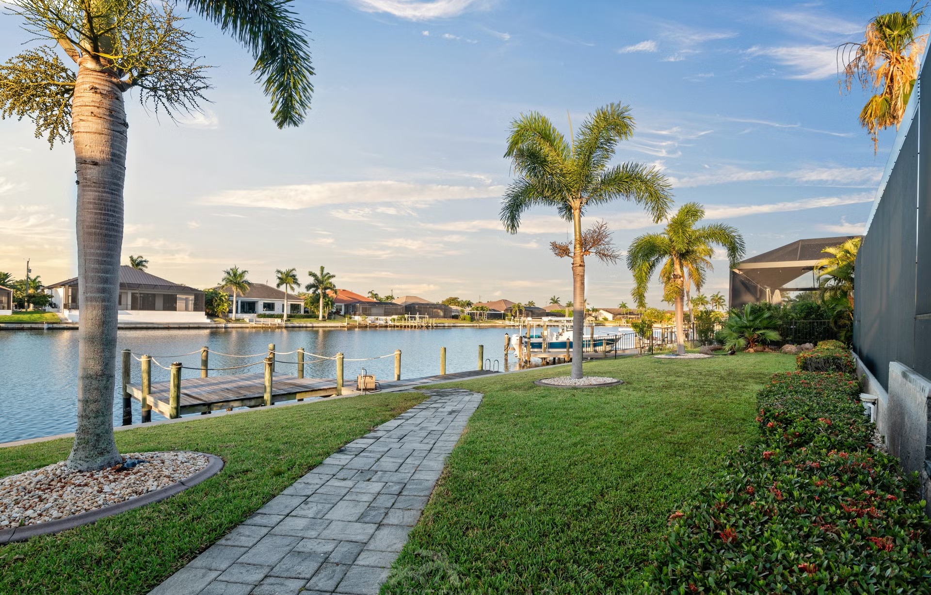Salzwasserpool mit Spa und Blick auf den Kanal.