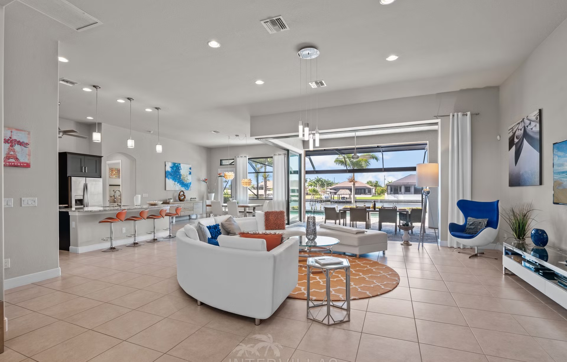 Salzwasserpool mit Whirlpool und Blick auf den Kanal.