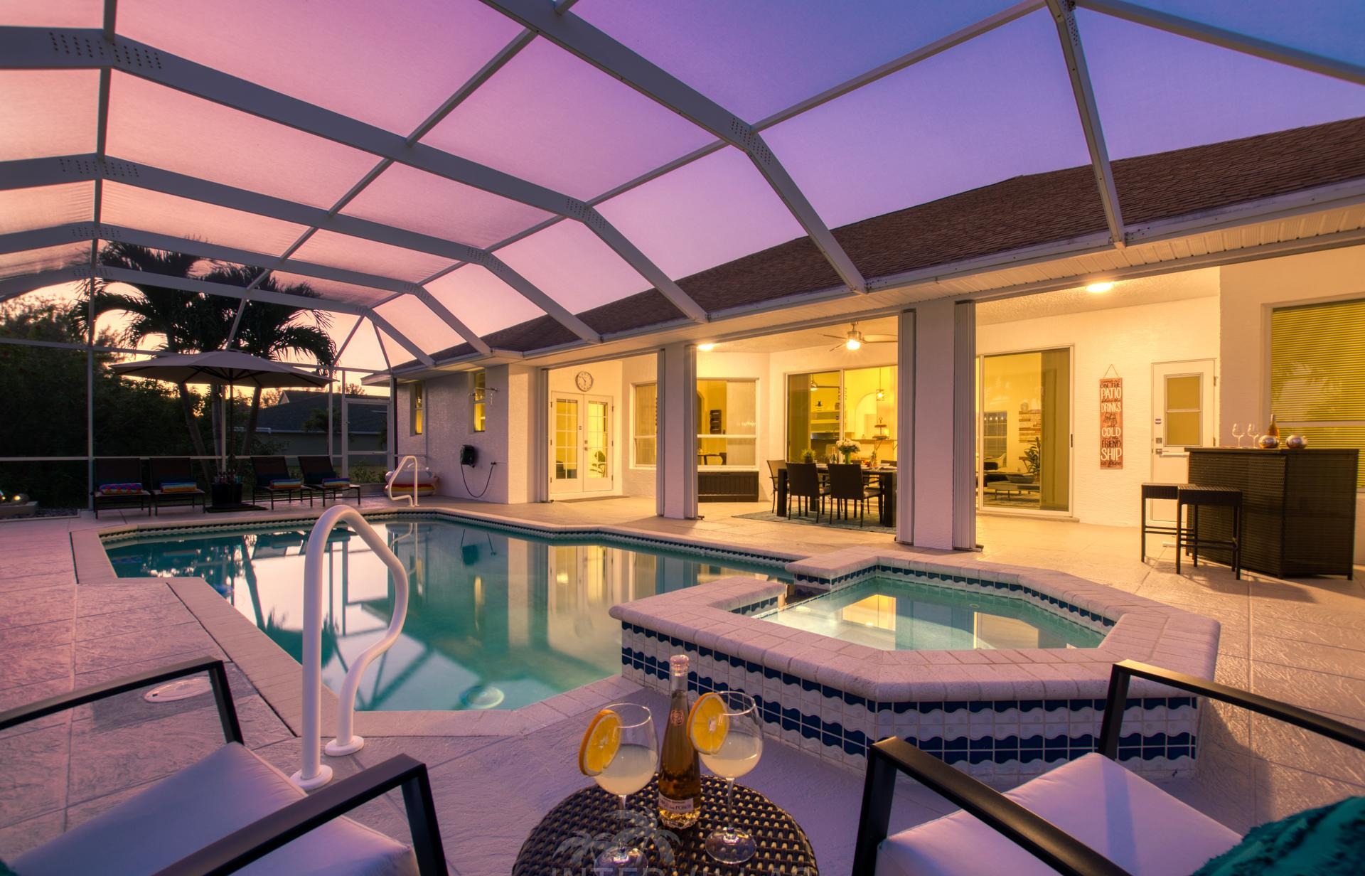 Moderne Villa am Kanal mit beheiztem Pool, Whirlpool und Gasgrill.