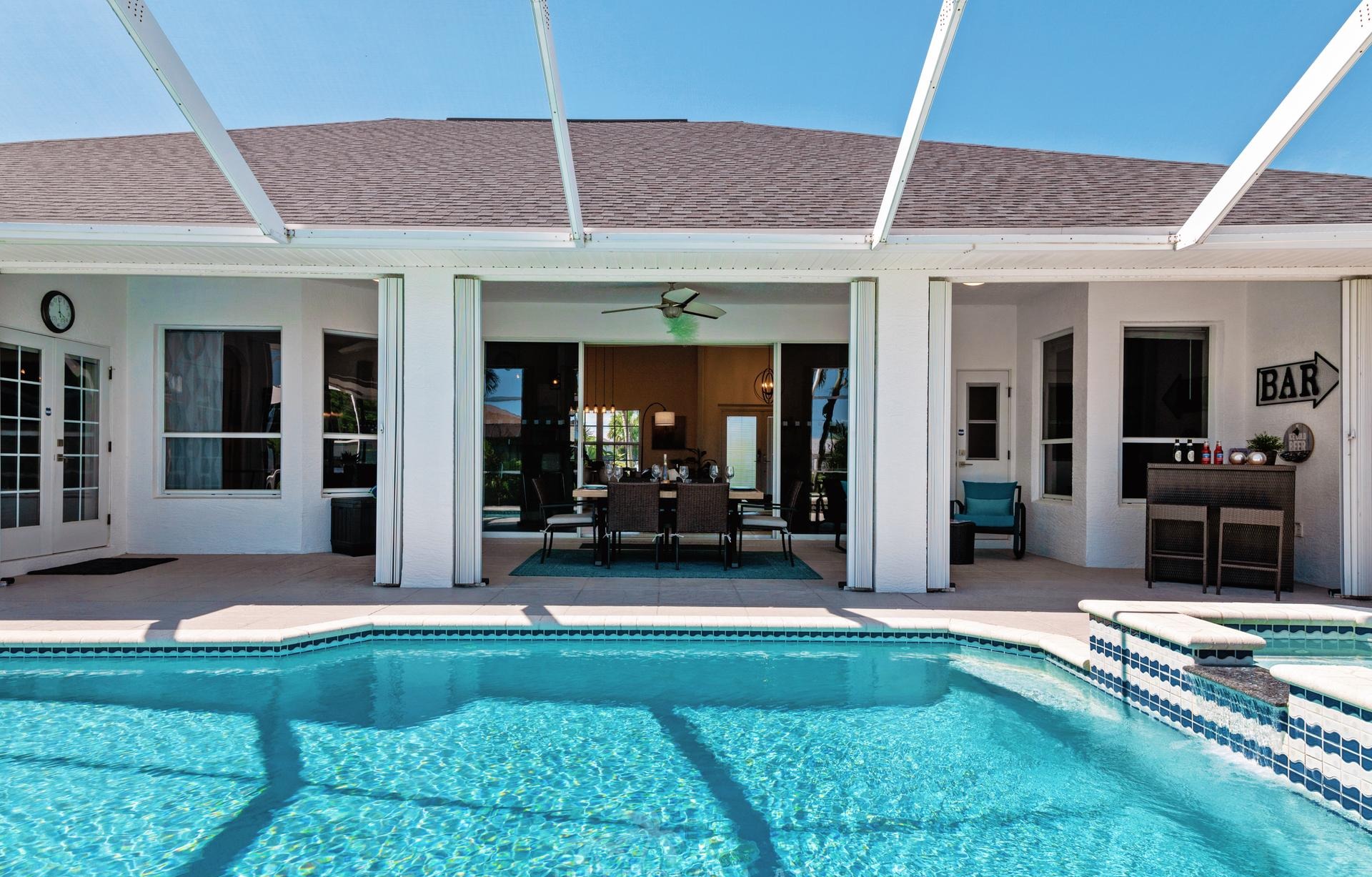 Beheizter Pool mit Whirlpool und Blick auf den Kanal.