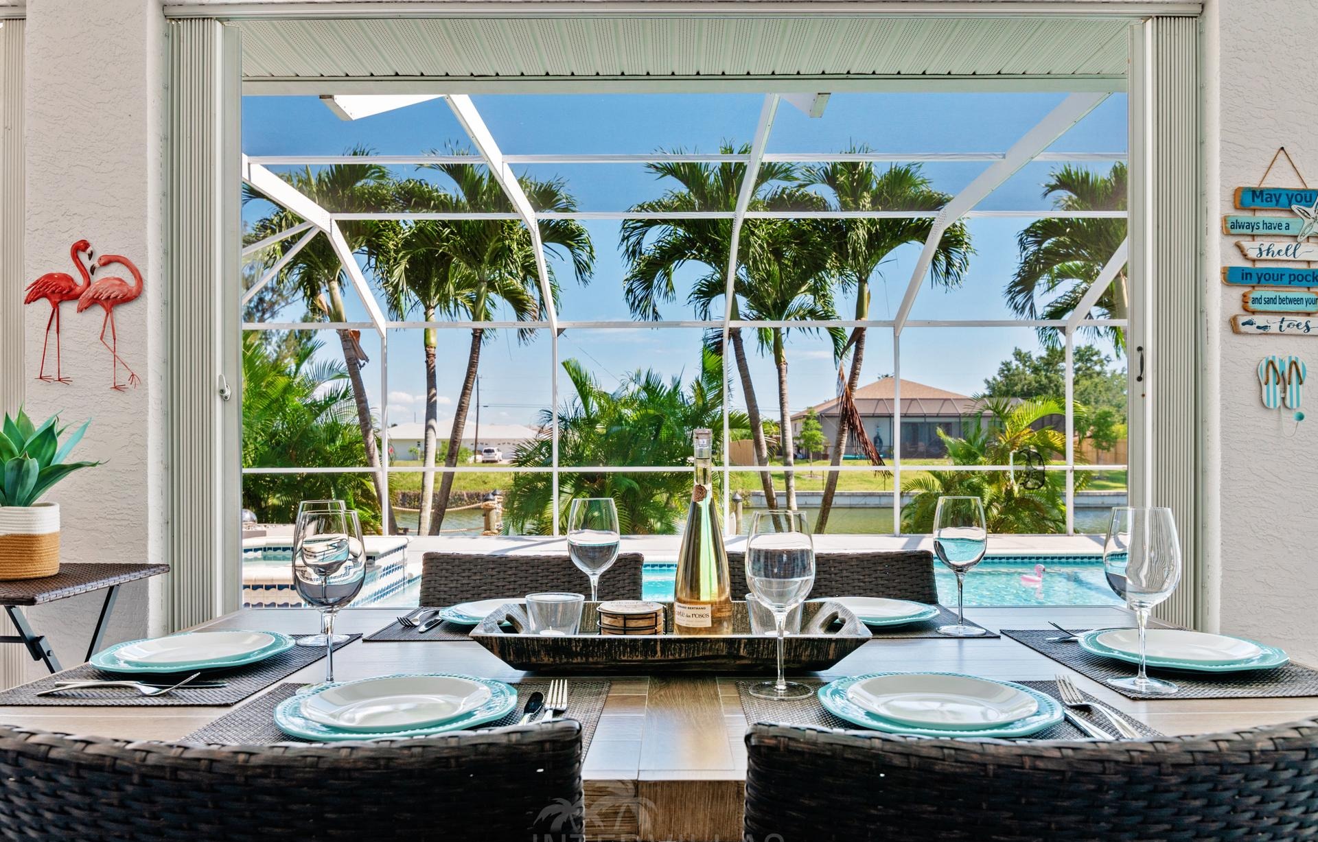 Beheizter Pool mit Whirlpool und Blick auf den Kanal.
