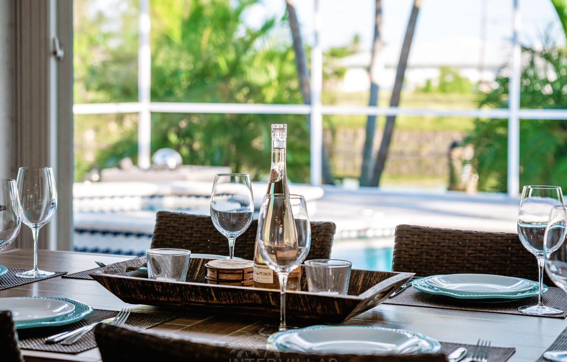 Beheizter Pool mit Whirlpool und Blick auf den Kanal.