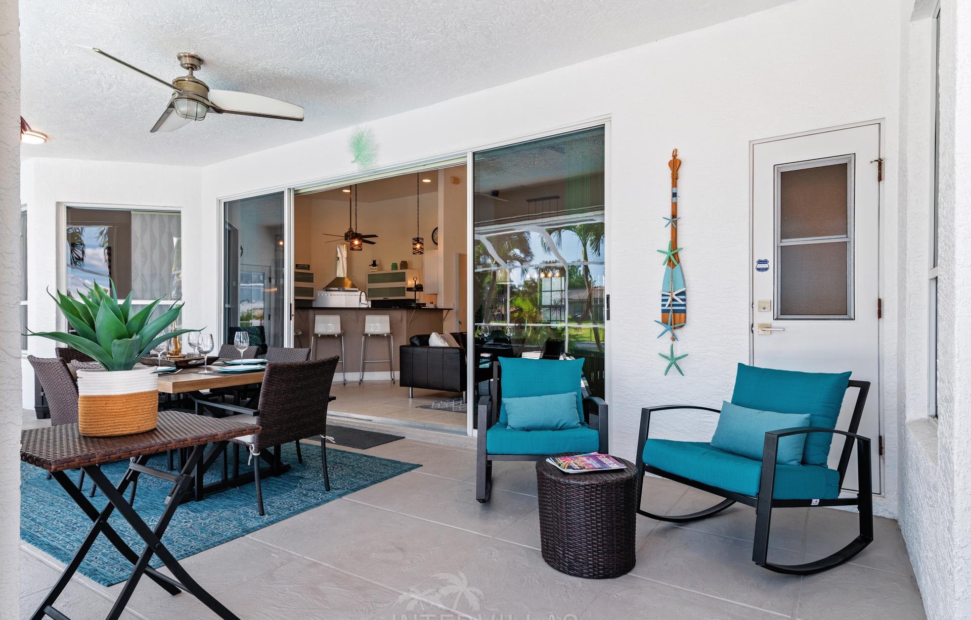 Beheizter Pool und Whirlpool auf der Terrasse am Kanal.