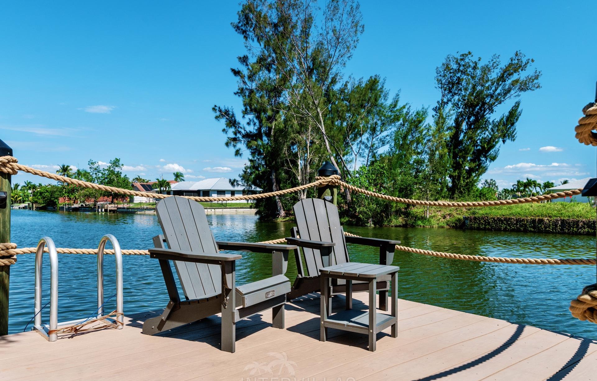 Beheizter Pool mit Whirlpool und Outdoorküche am Kanal.