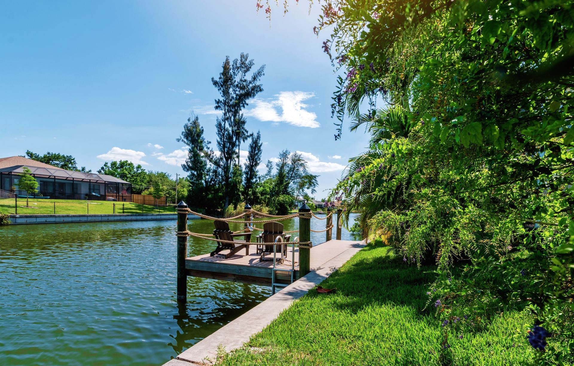 Beheizter Pool mit Whirlpool und Blick auf den Kanal.