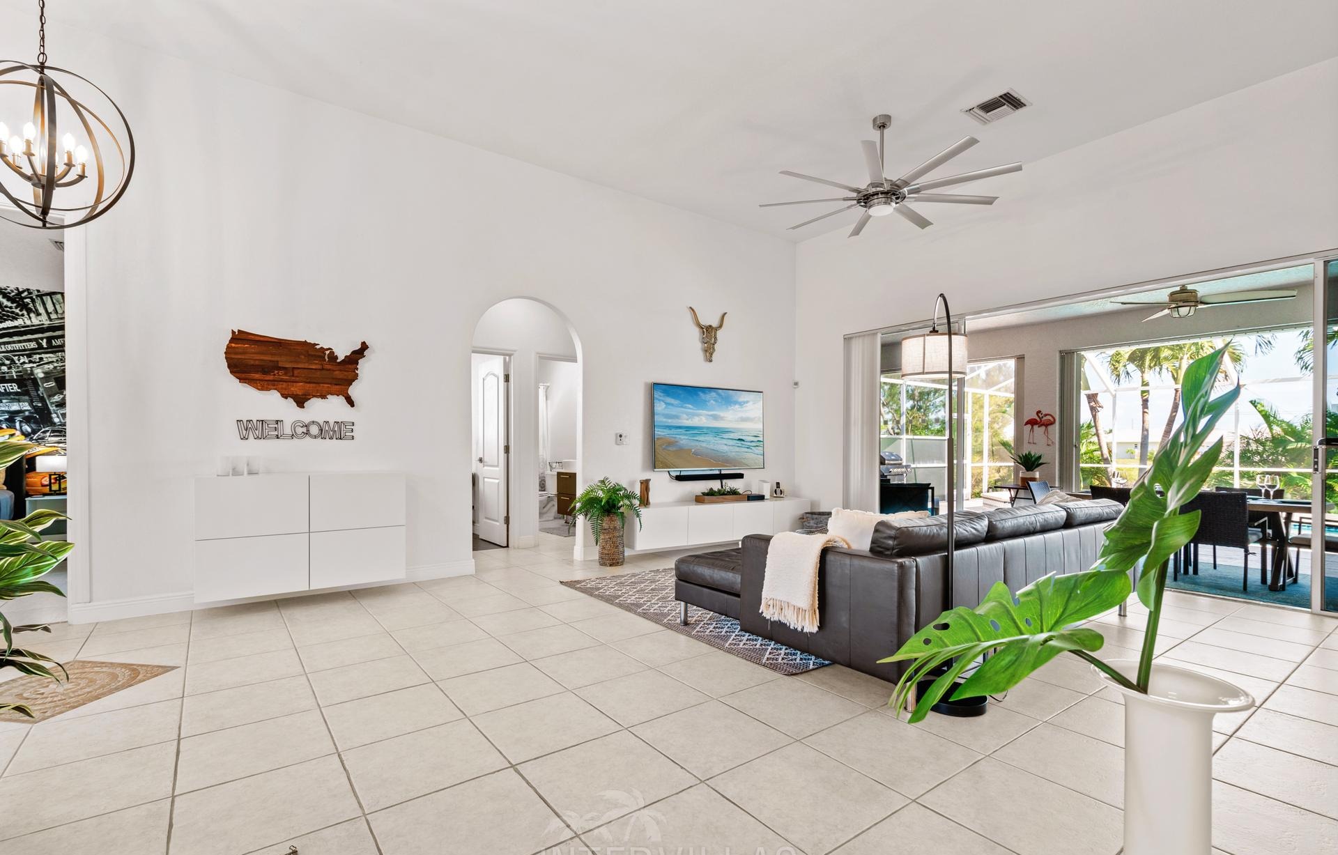 Beheizter Pool mit Whirlpool und Blick auf den Kanal.