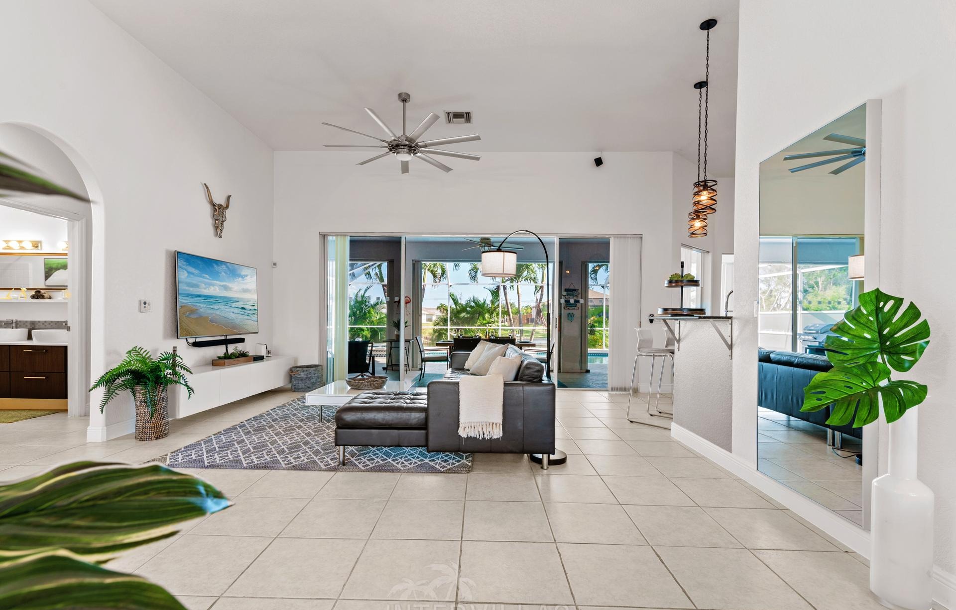 Beheizter Pool mit Whirlpool am Kanal.