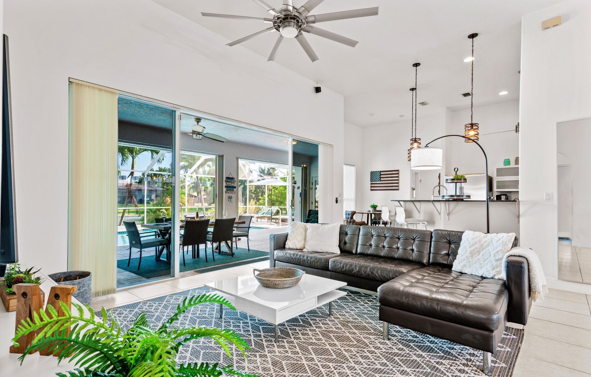 Beheizter Pool mit Whirlpool und Outdoorküche mit Gasgrill am Kanal.