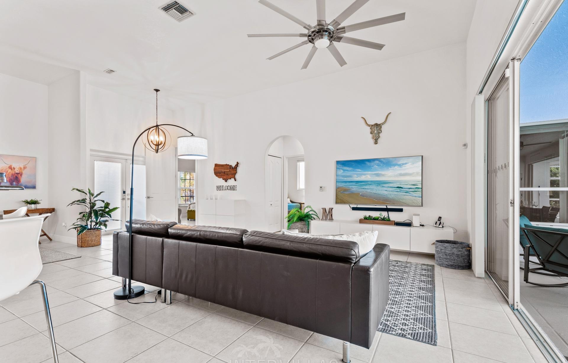 Beheizter Pool mit Whirlpool und Liegen am Kanal.