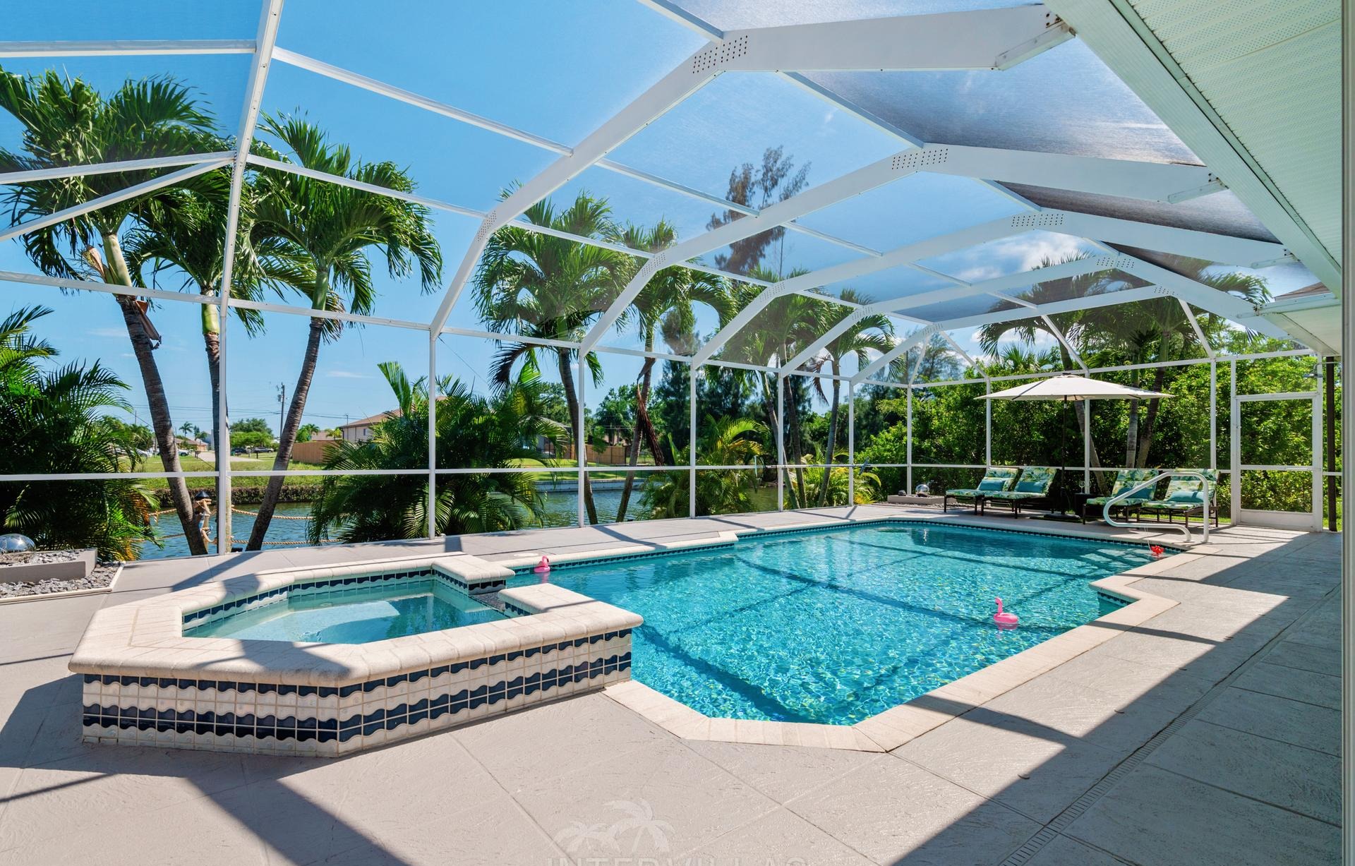 Beheizter Pool mit Whirlpool und Kanalblick im Außenbereich.