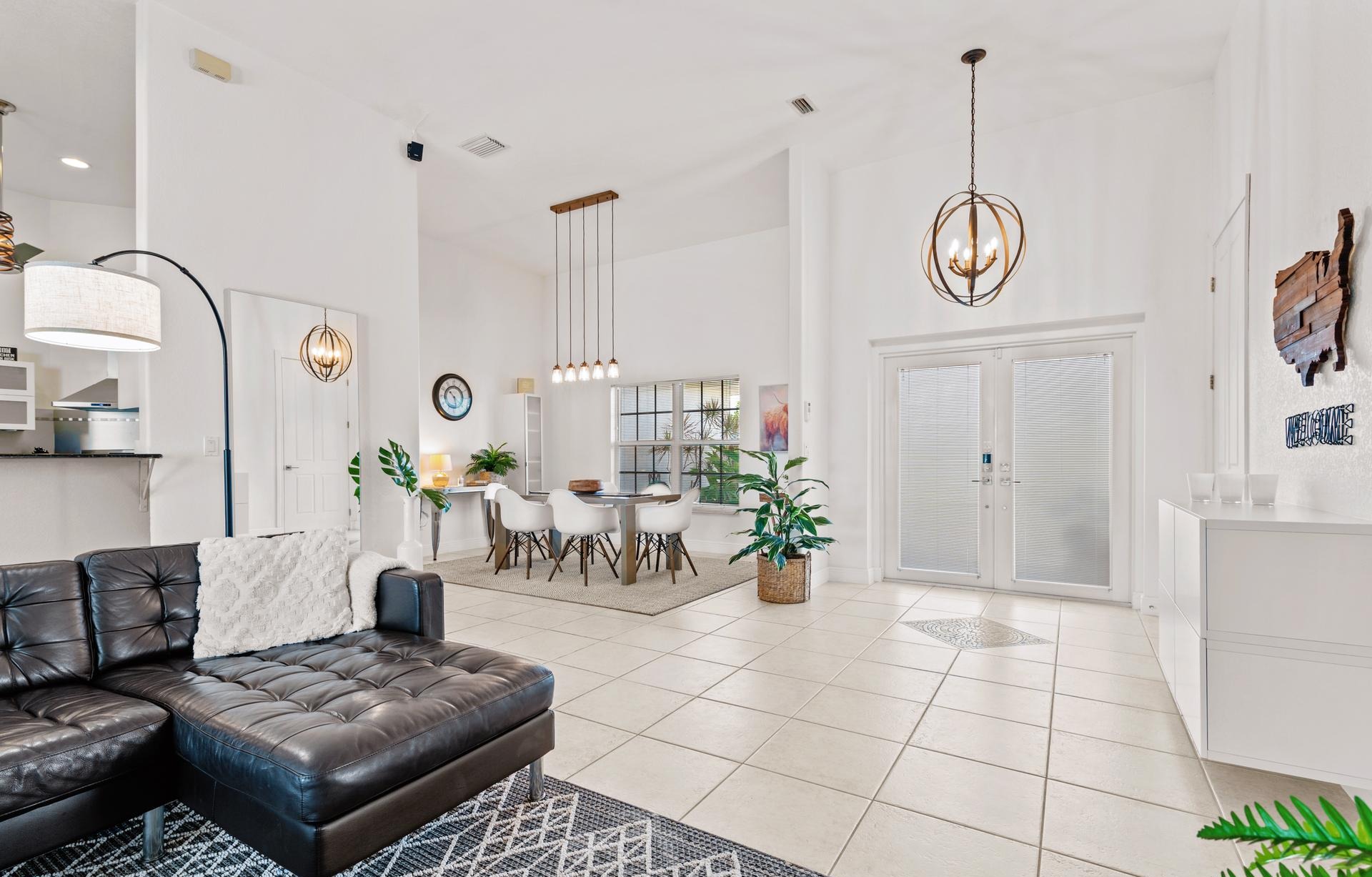 Beheizter Pool und Whirlpool auf der Terrasse am Kanal.