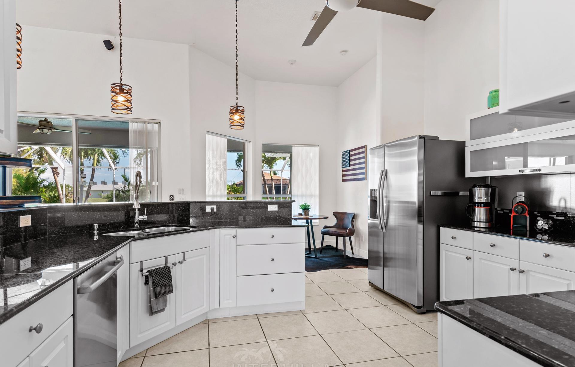 Beheizter Pool mit Whirlpool und Blick auf den Kanal in Cape Coral.