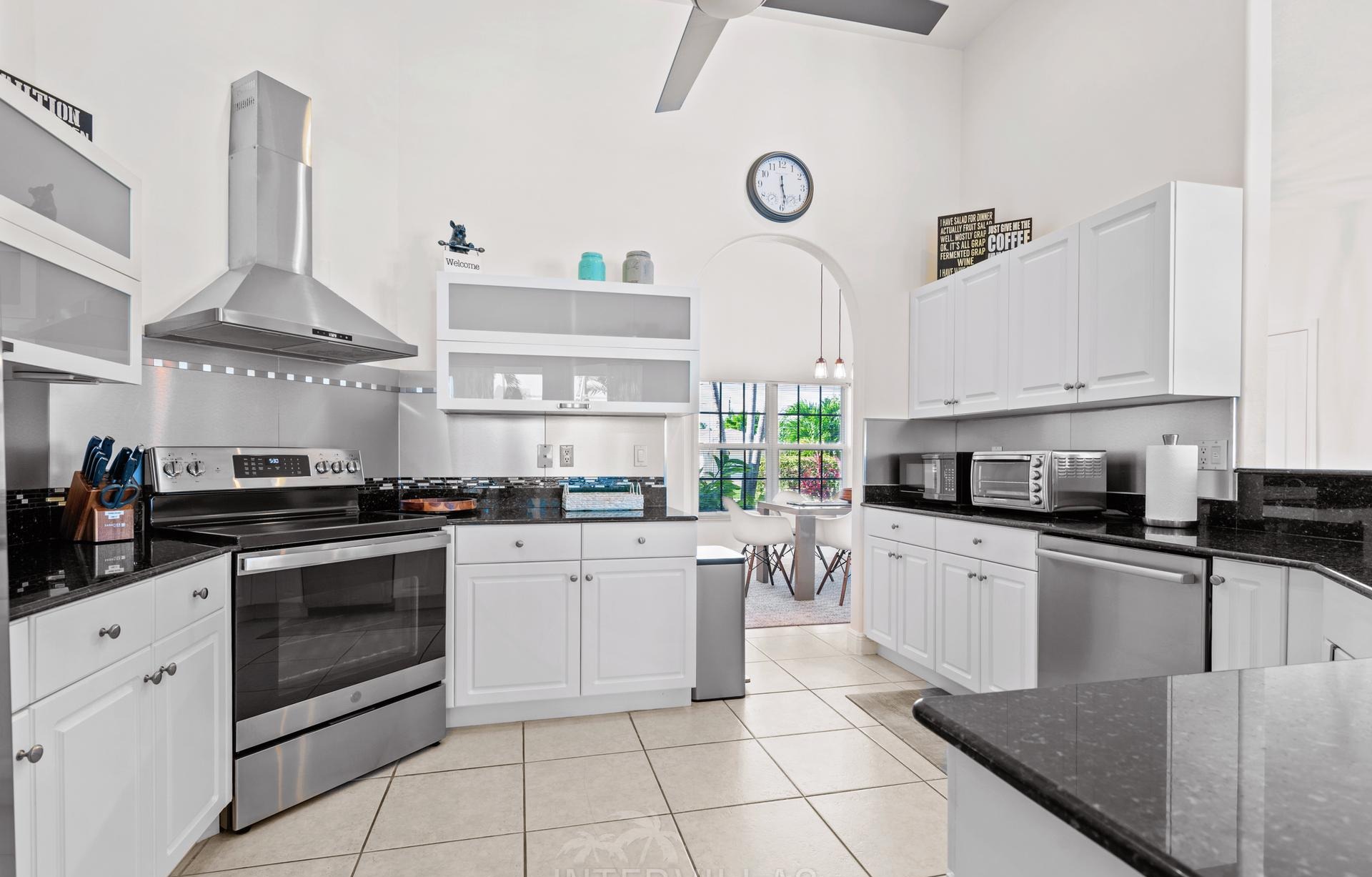 Beheizter Pool mit Whirlpool am Kanal und Outdoorküche mit Gasgrill.