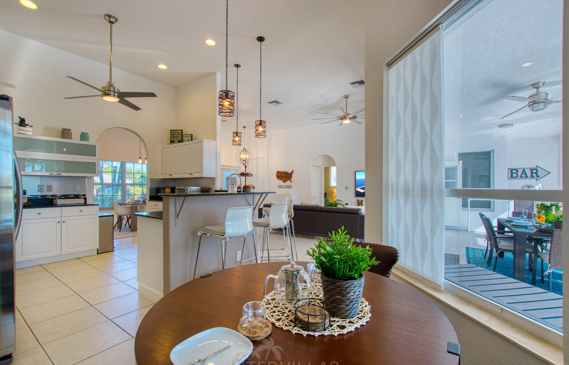 Beheizter Pool mit Whirlpool und Blick auf den Kanal.