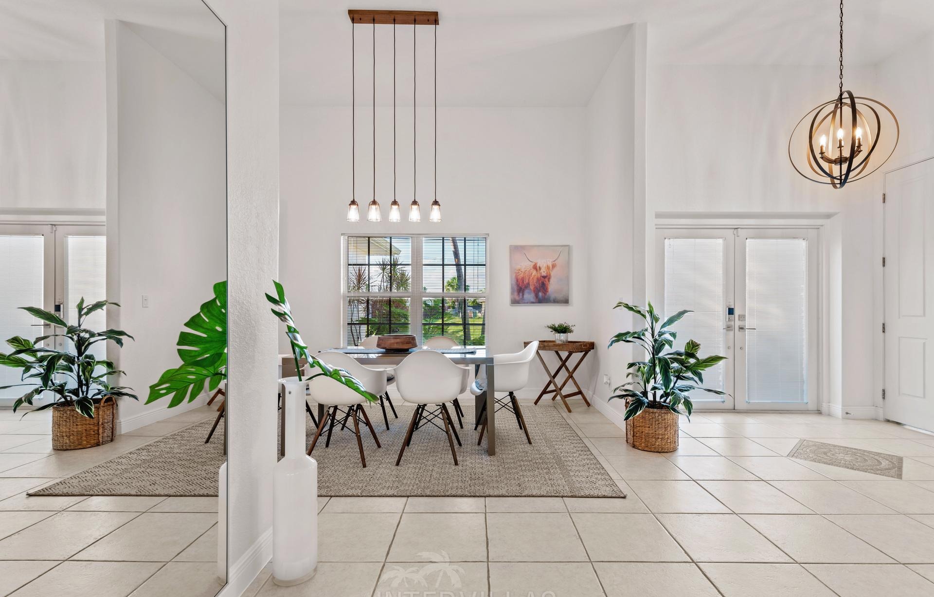 Beheizter Pool mit Whirlpool und Blick auf den Kanal.