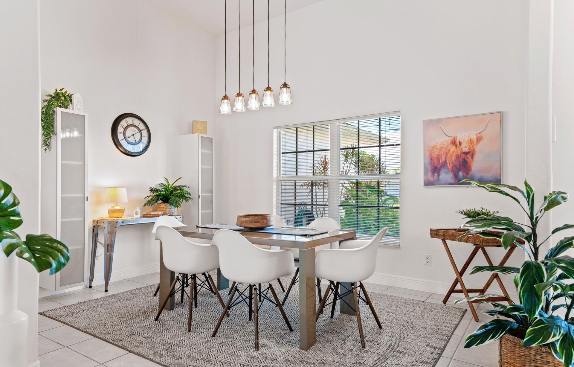 Beheizter Pool mit Whirlpool und Blick auf den Kanal.