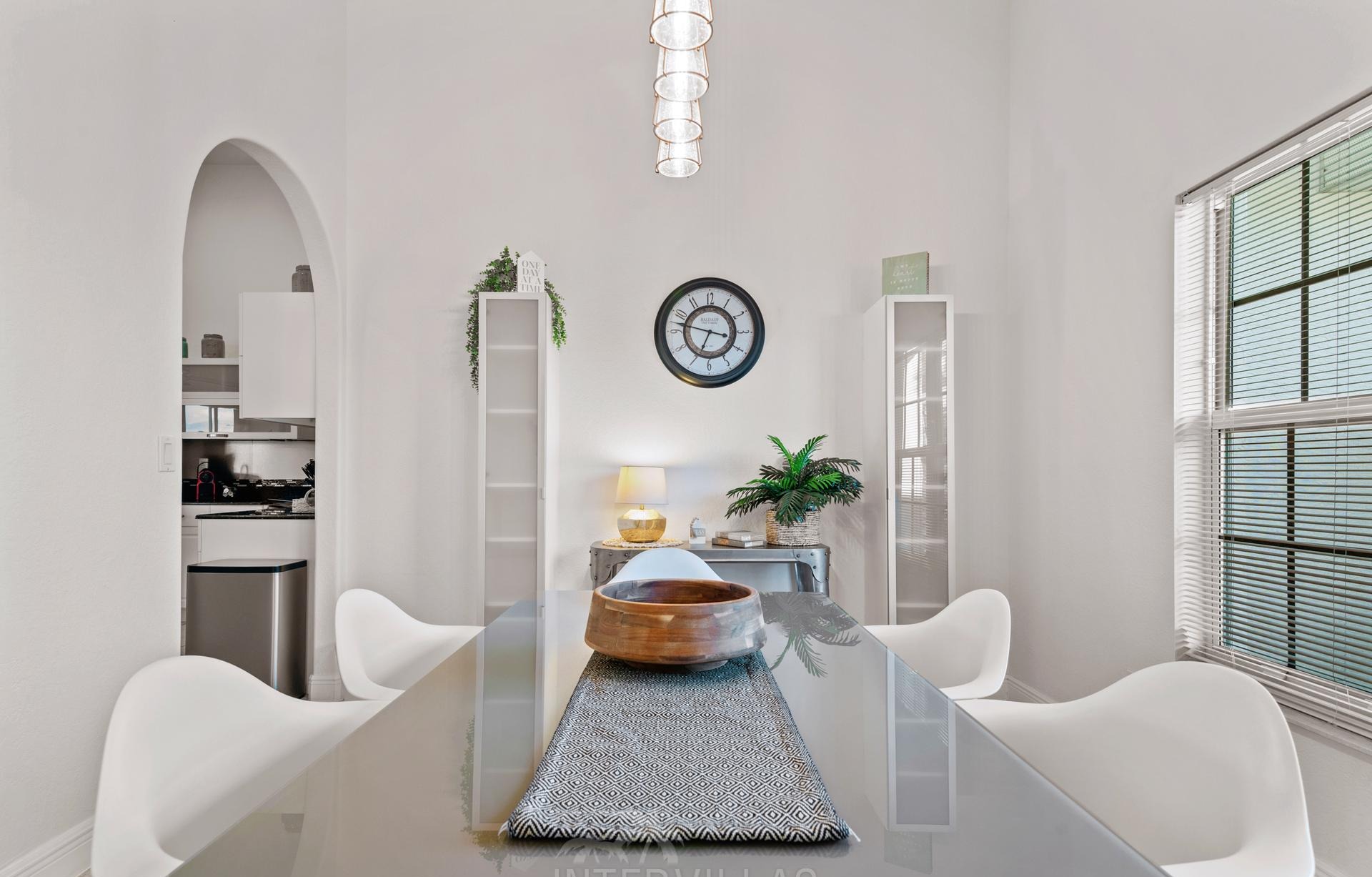 Beheizter Pool mit Whirlpool und Blick auf den Kanal.