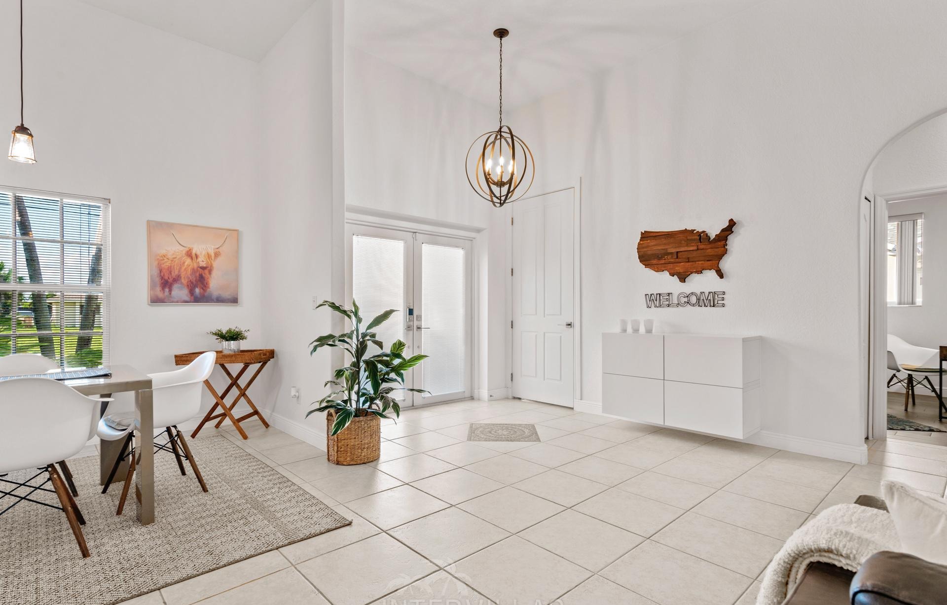 Beheizter Pool mit Whirlpool und Blick auf den Kanal.