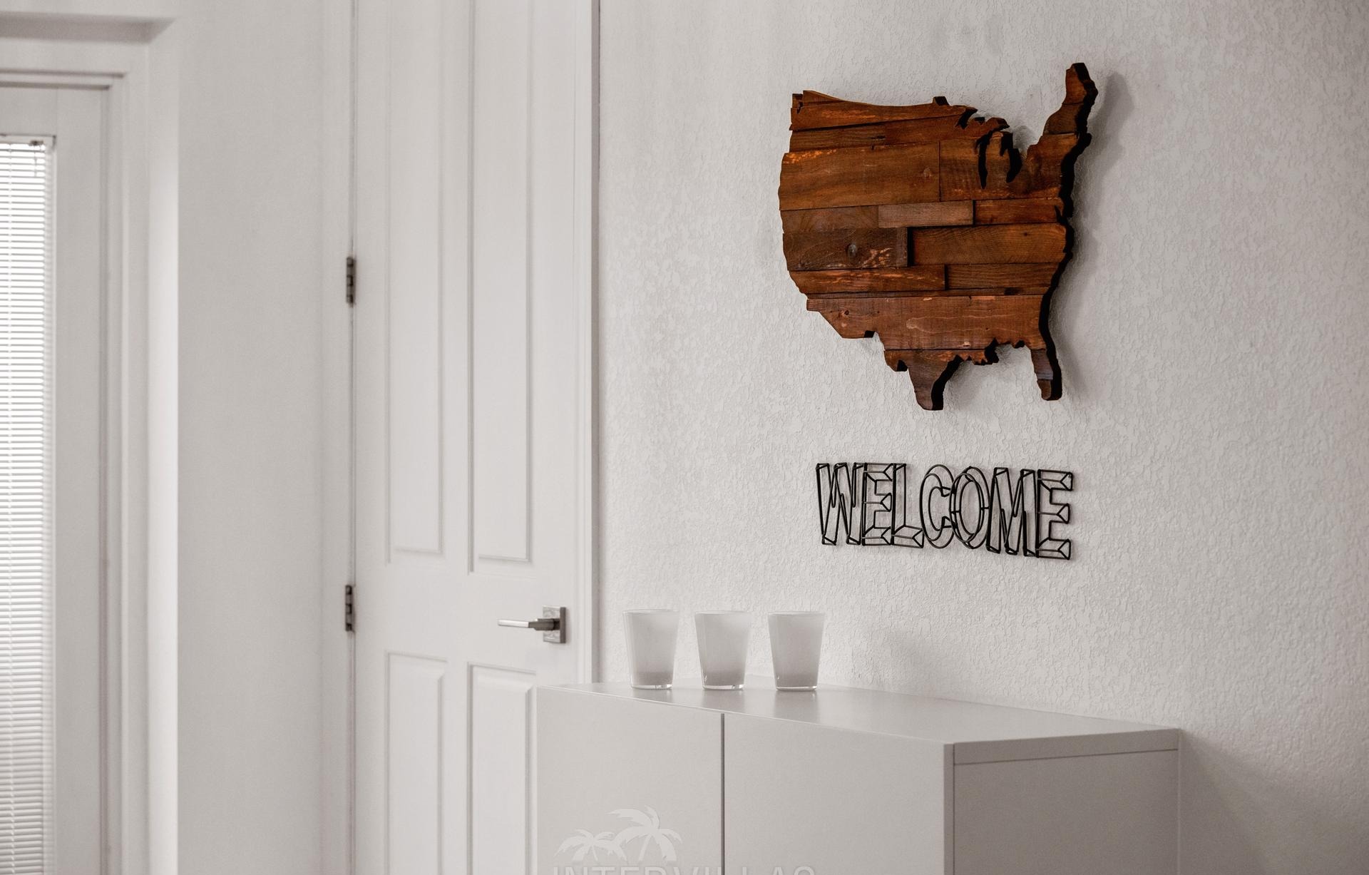 Beheizter Pool mit Whirlpool und Blick auf den Kanal.