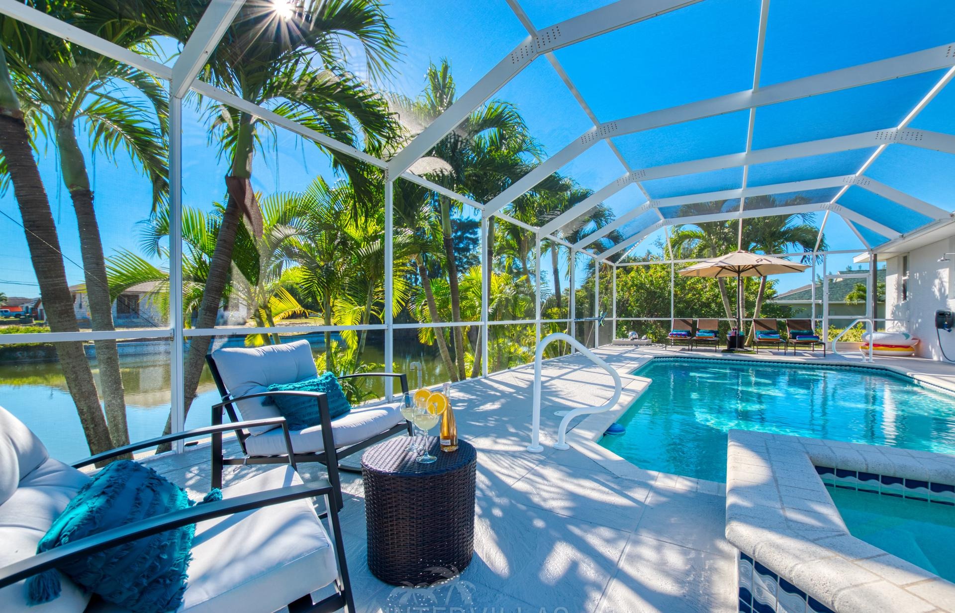 Beheizter Pool mit Whirlpool und Blick auf den Kanal.