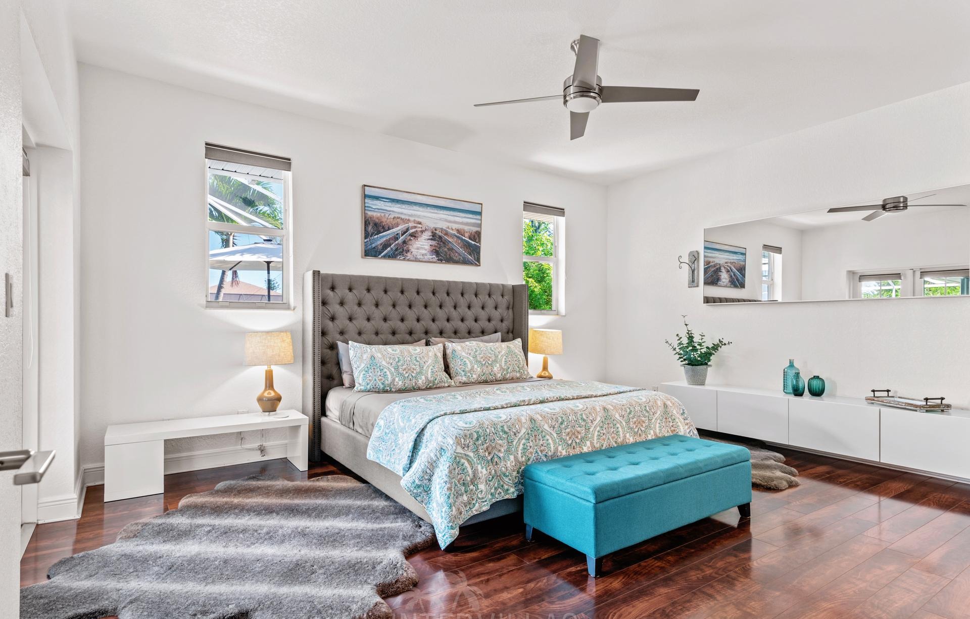 Beheizter Pool mit Whirlpool und Blick auf den Kanal