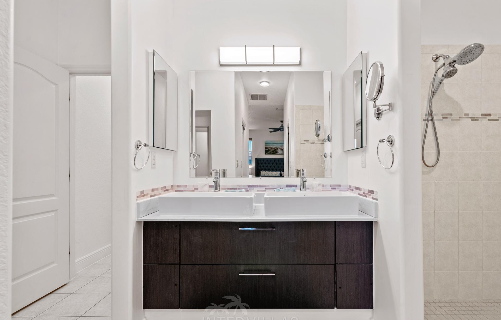 Beheizter Pool mit Whirlpool und Blick auf den Kanal.