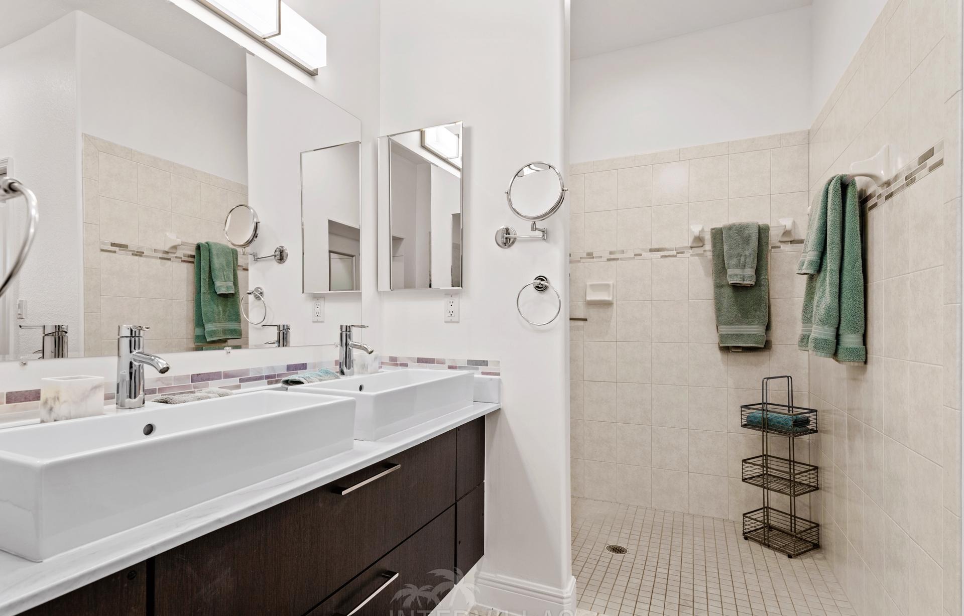 Beheizter Pool mit Whirlpool und Blick auf den Kanal.