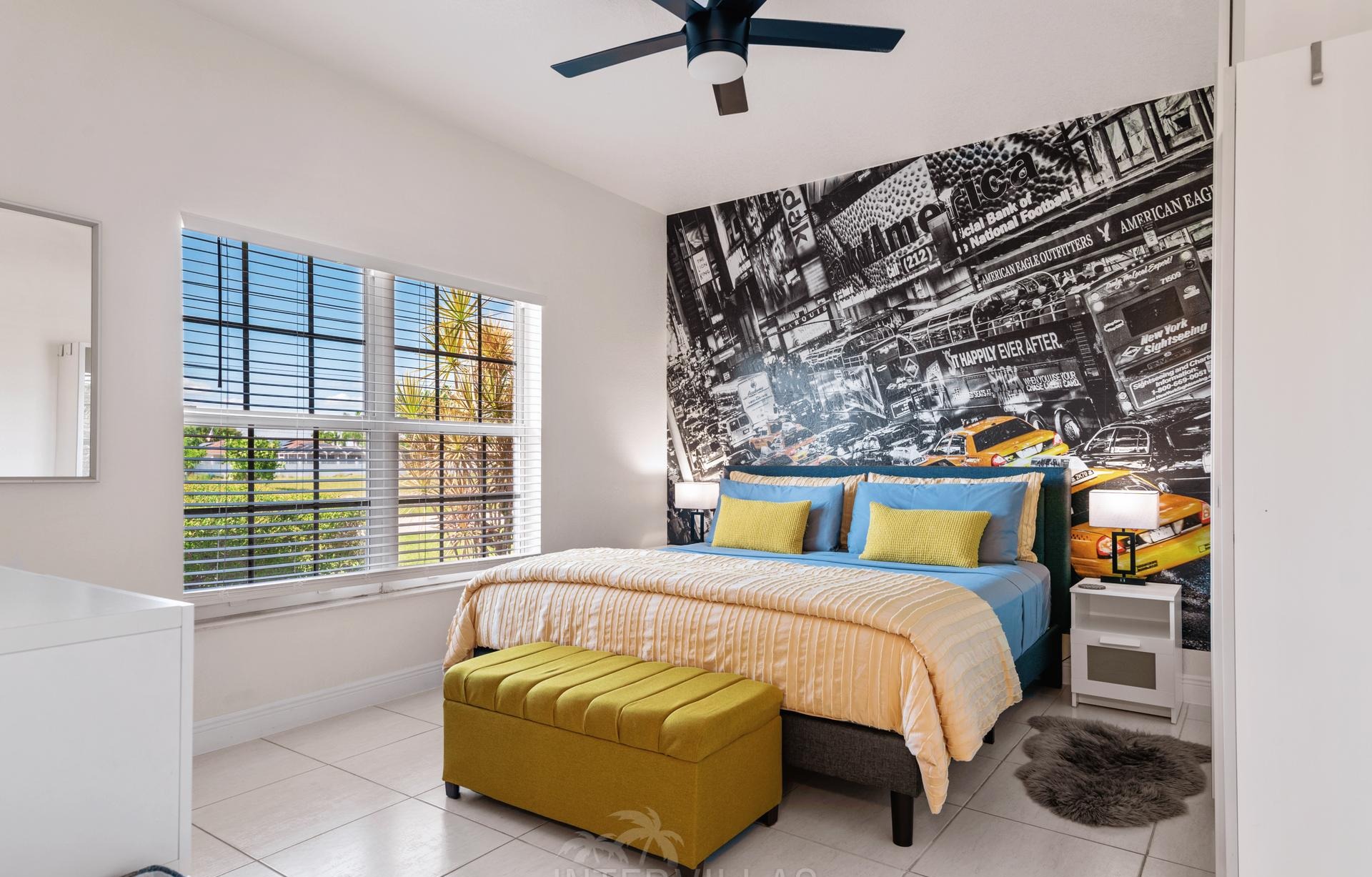 Beheizter Pool mit Whirlpool und Kanalblick im Außenbereich.