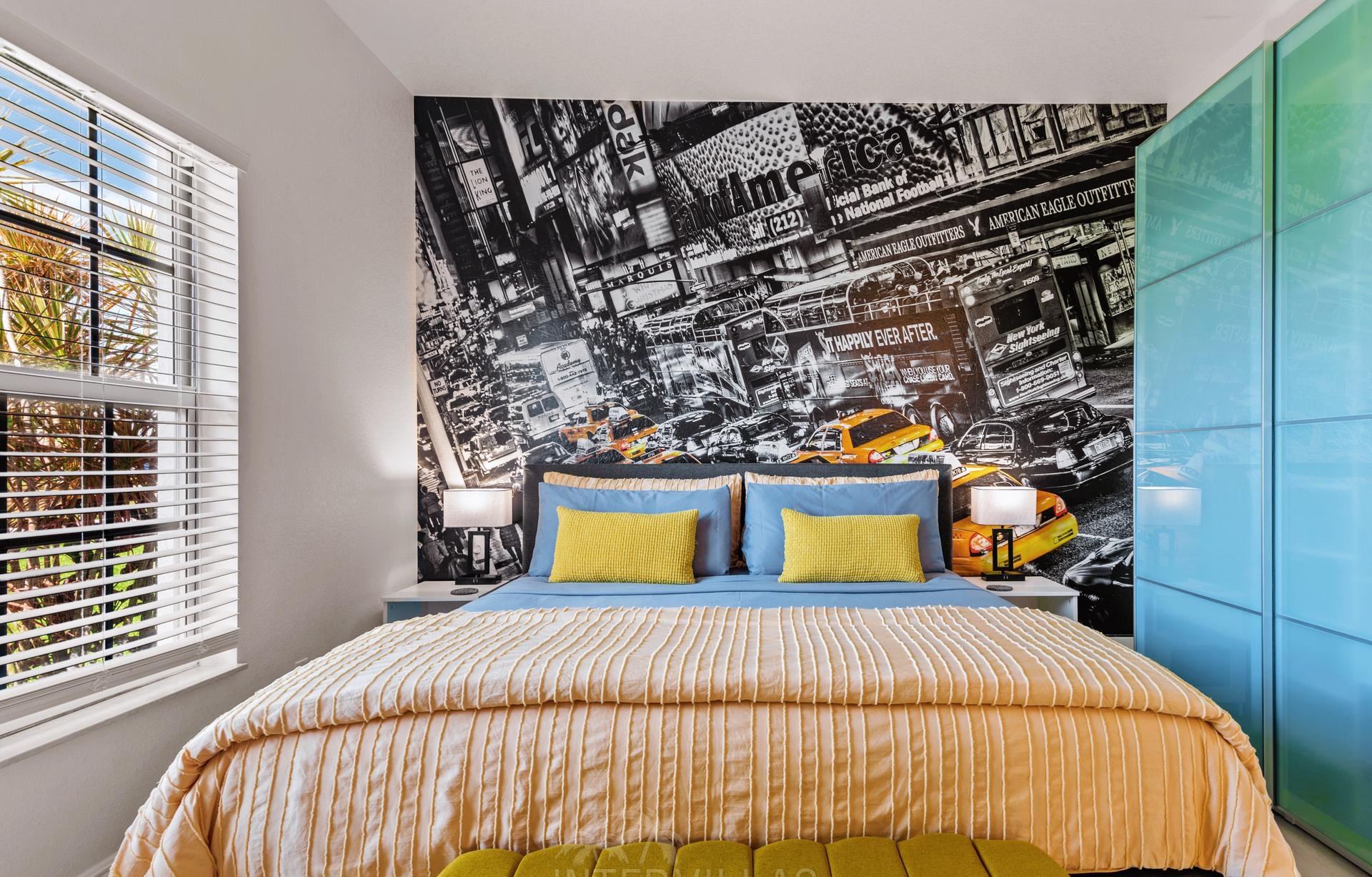 Beheizter Pool mit Whirlpool und Blick auf den Kanal.