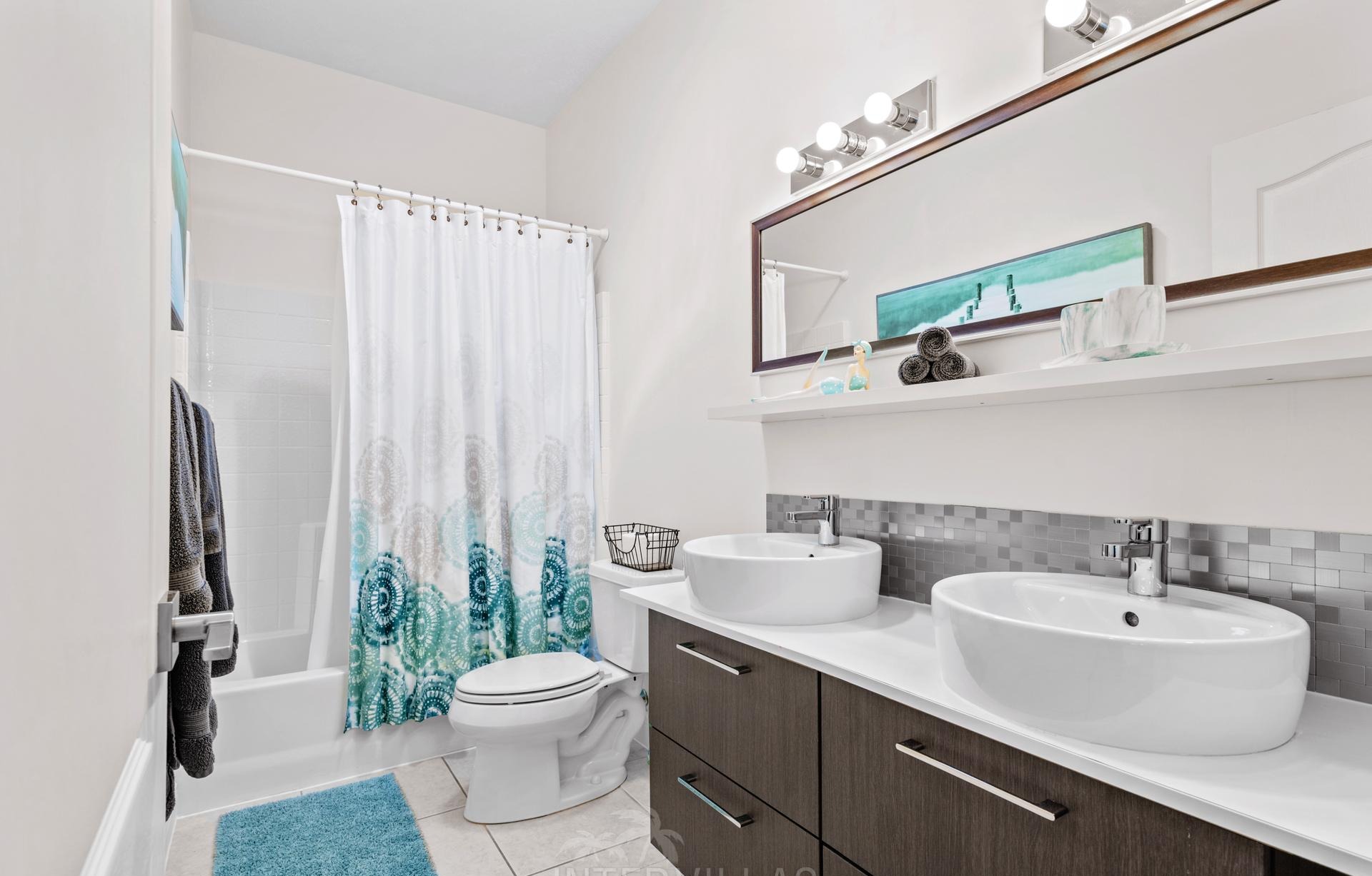 Beheizter Pool mit Whirlpool und Blick auf den Kanal.