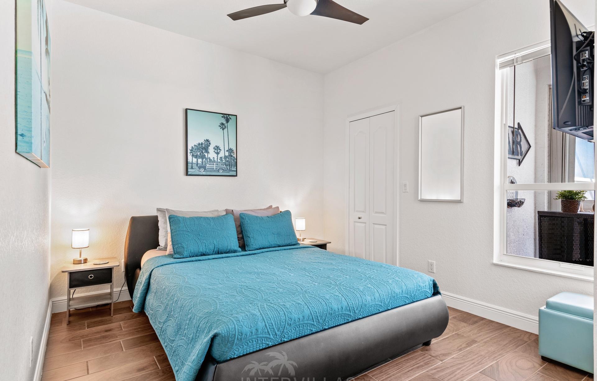 Beheizter Pool mit Whirlpool und Blick auf den Kanal.