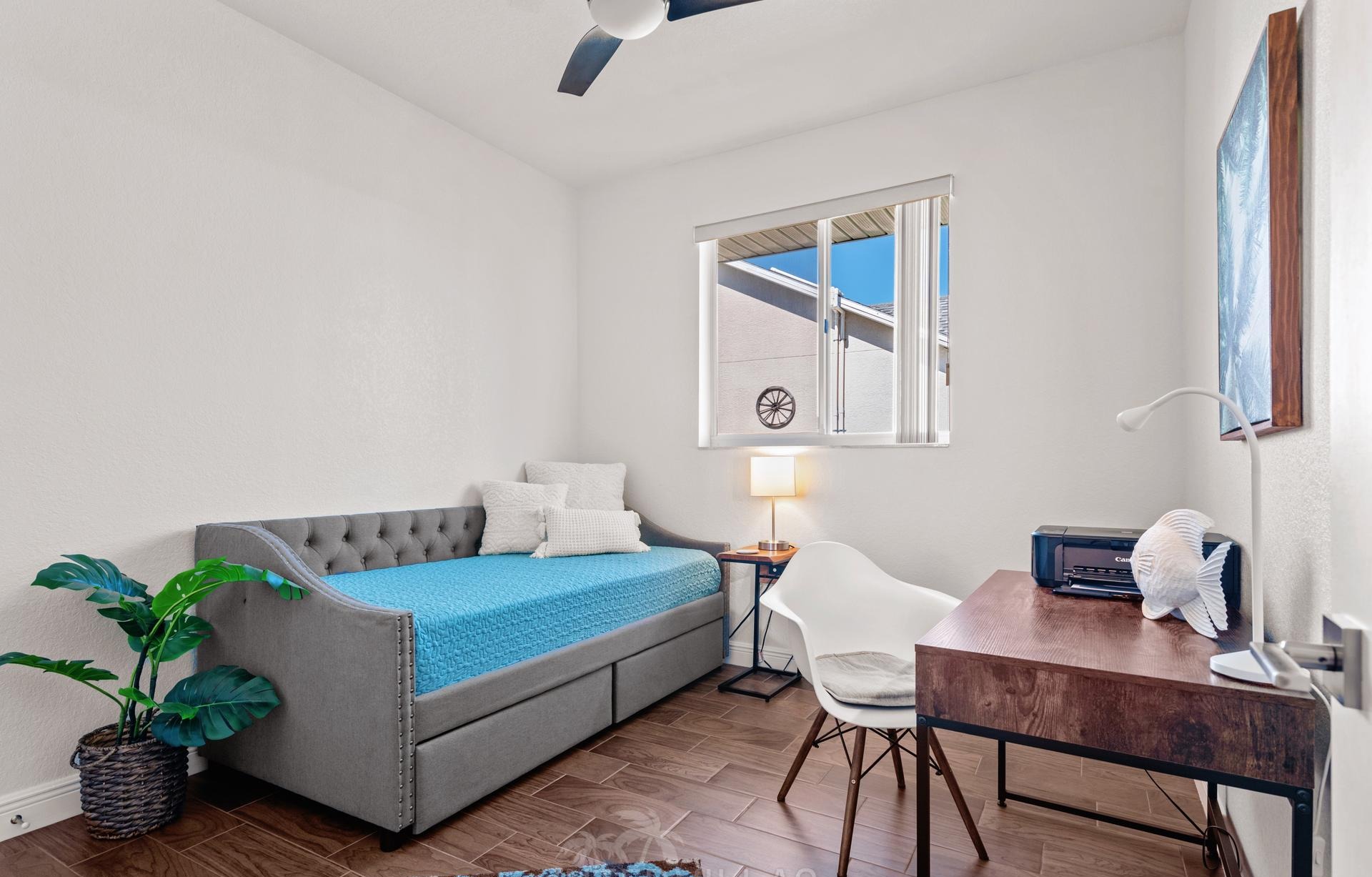 Beheizter Pool mit Whirlpool und Blick auf den Kanal.